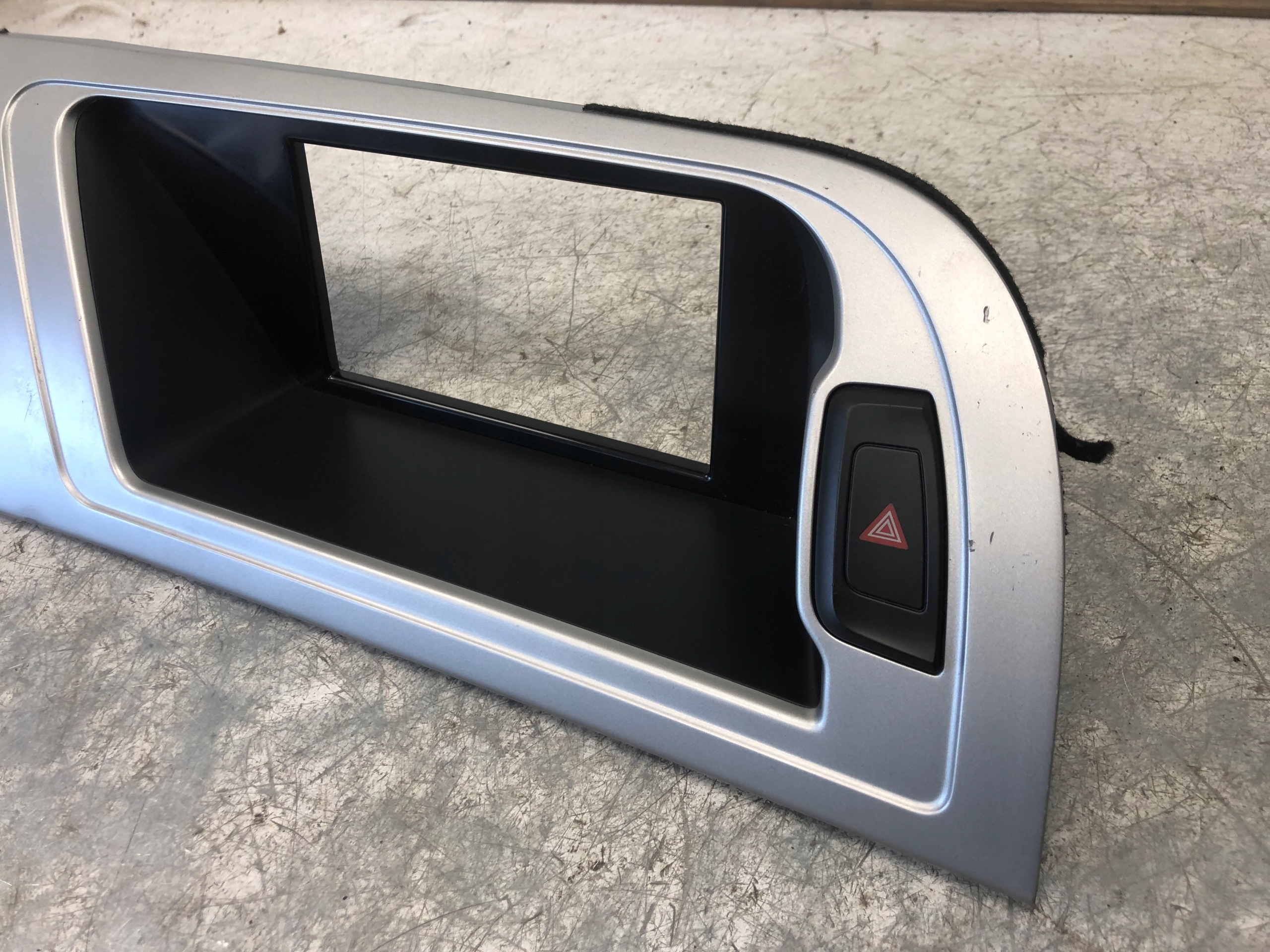 RÁM obal WYSWIETLACZA AUDI A4 B8 8K1857186G