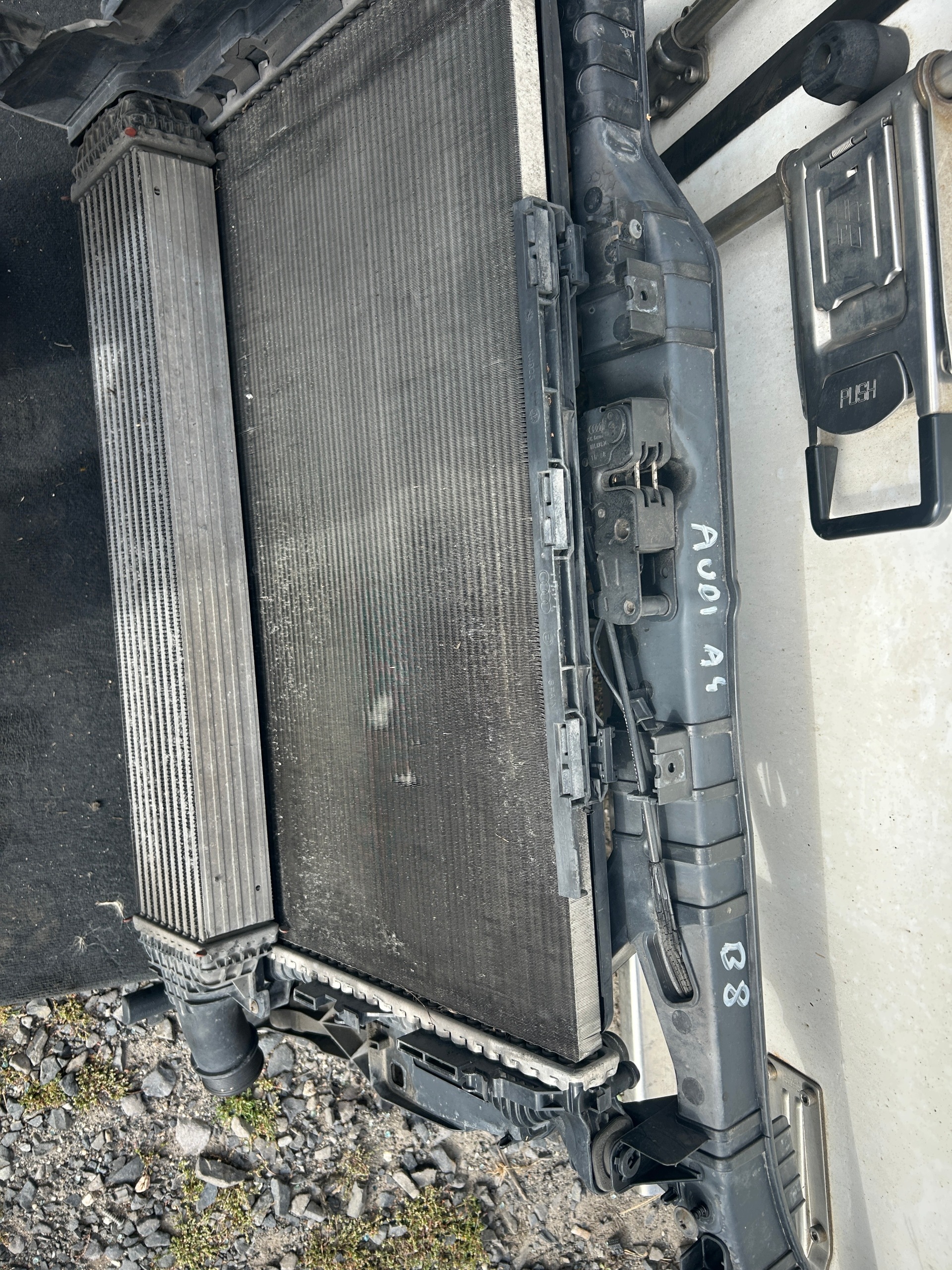 AUDI A4 B8 2,0 TDI CAG support panel for radiators radiator