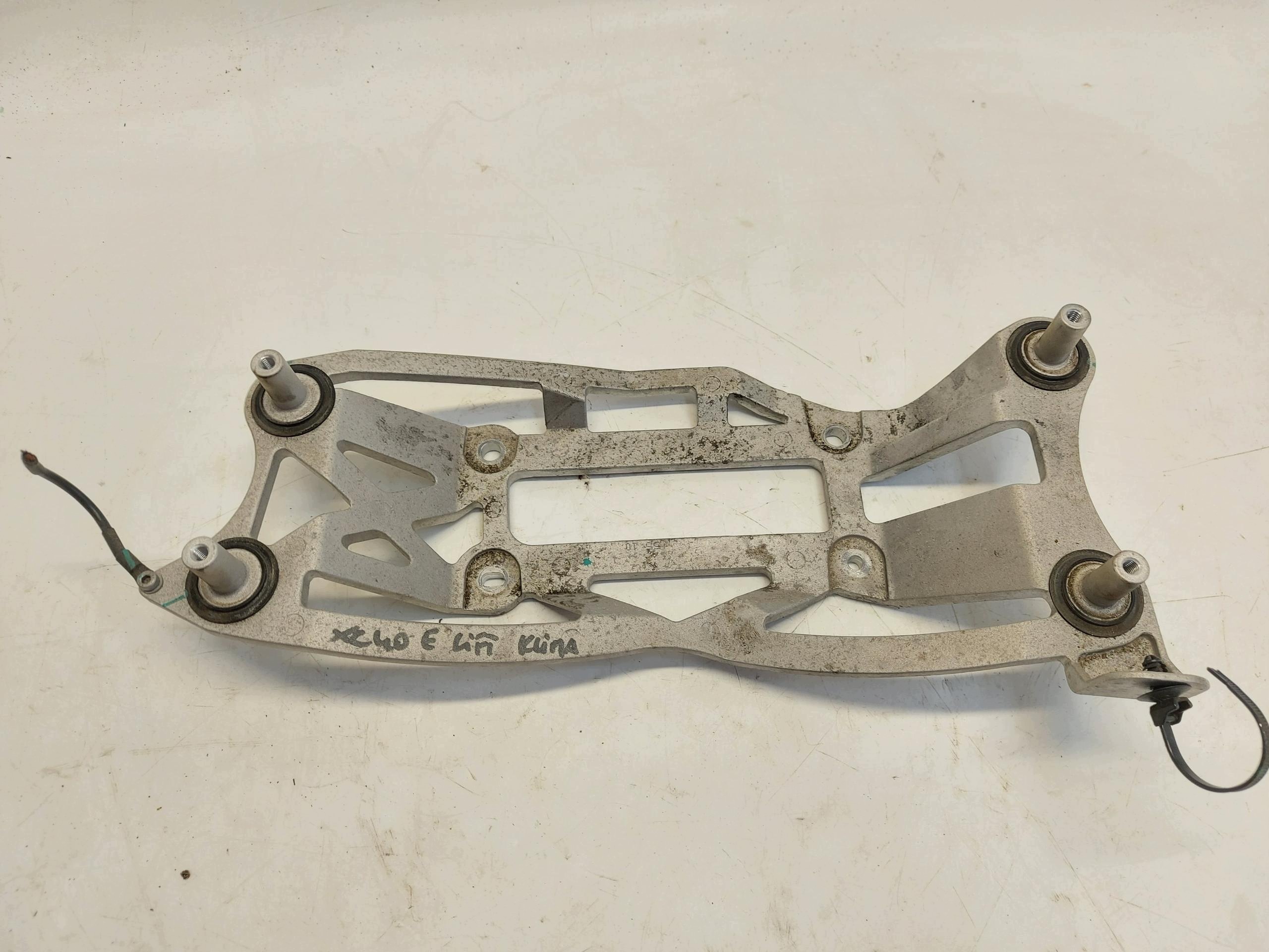 VOLVO XC40 LIFT Halter kompresora klimaanlage