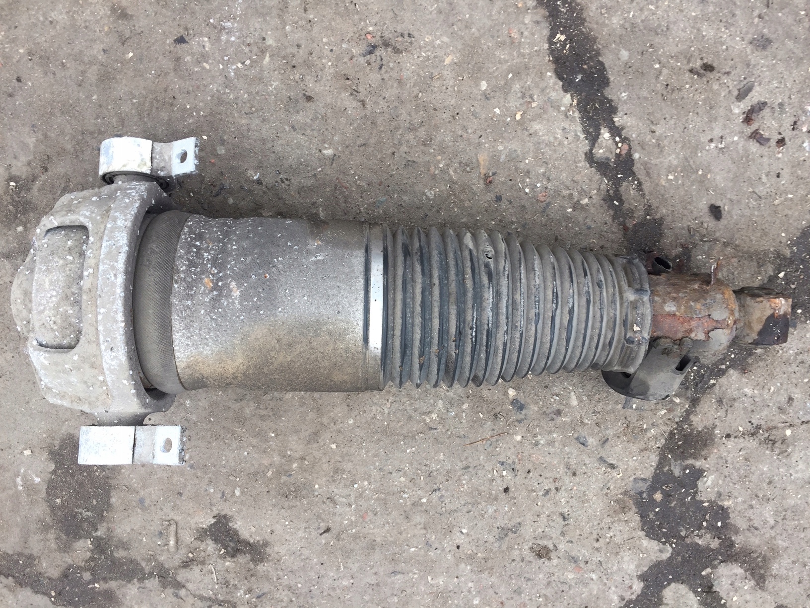 AUDI Q7 4L shock absorber PNEUMATYCZNY left rear part