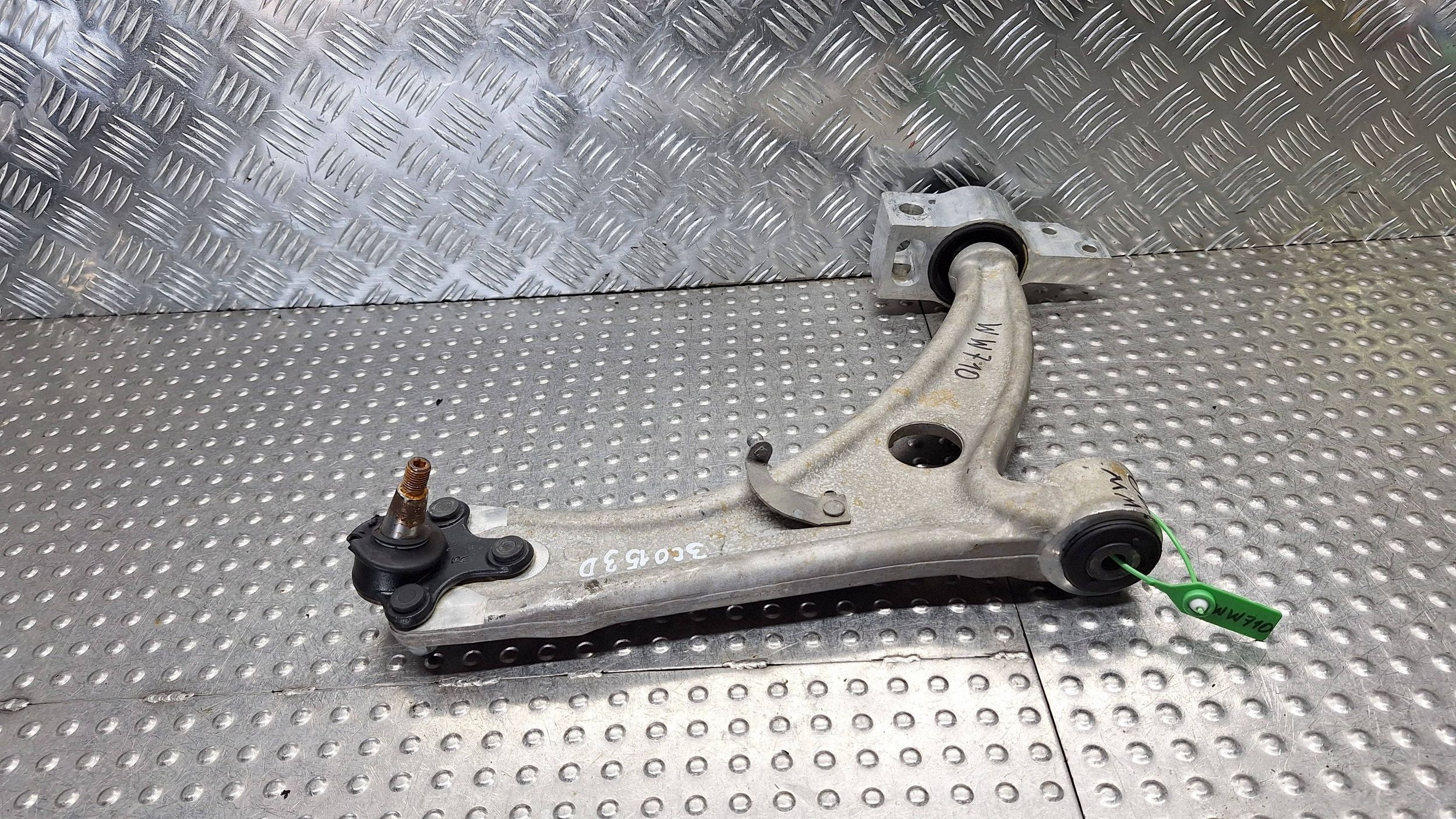 arm right front 3C0407153D VW PASSAT B7 AUDI Q3 8U