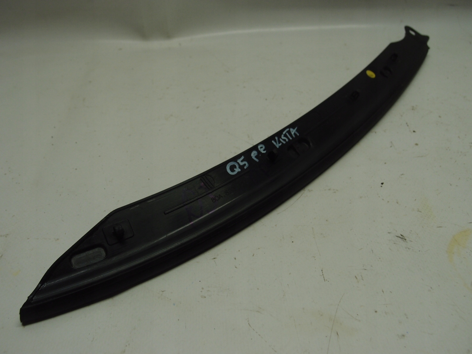 OSŁONA USZCZELKA MASKI PRAWA AUDI Q5 Strona zabudowy przód - prawa