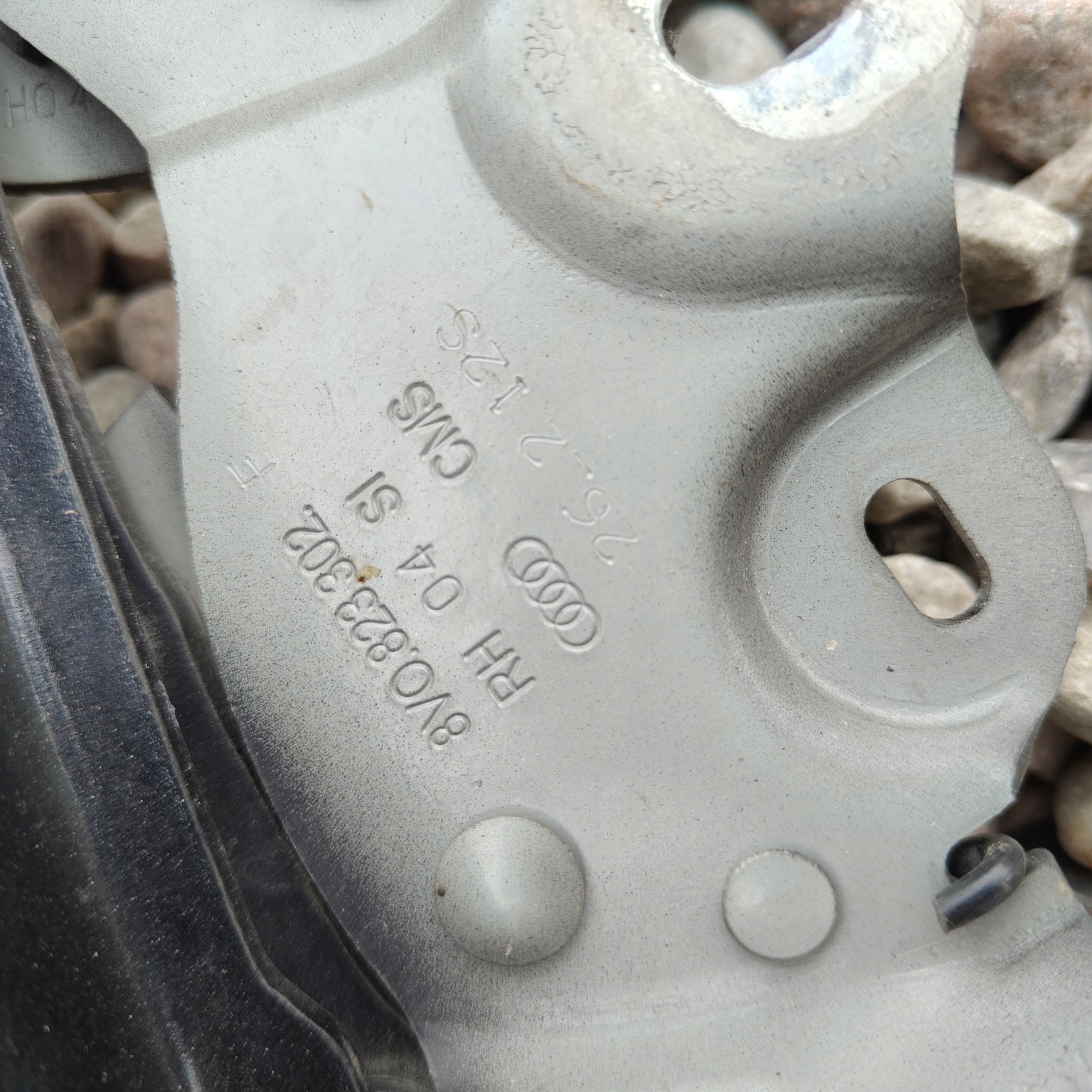 bonnet hinges right left PIROTECHNICZNE AUDI A3 8V