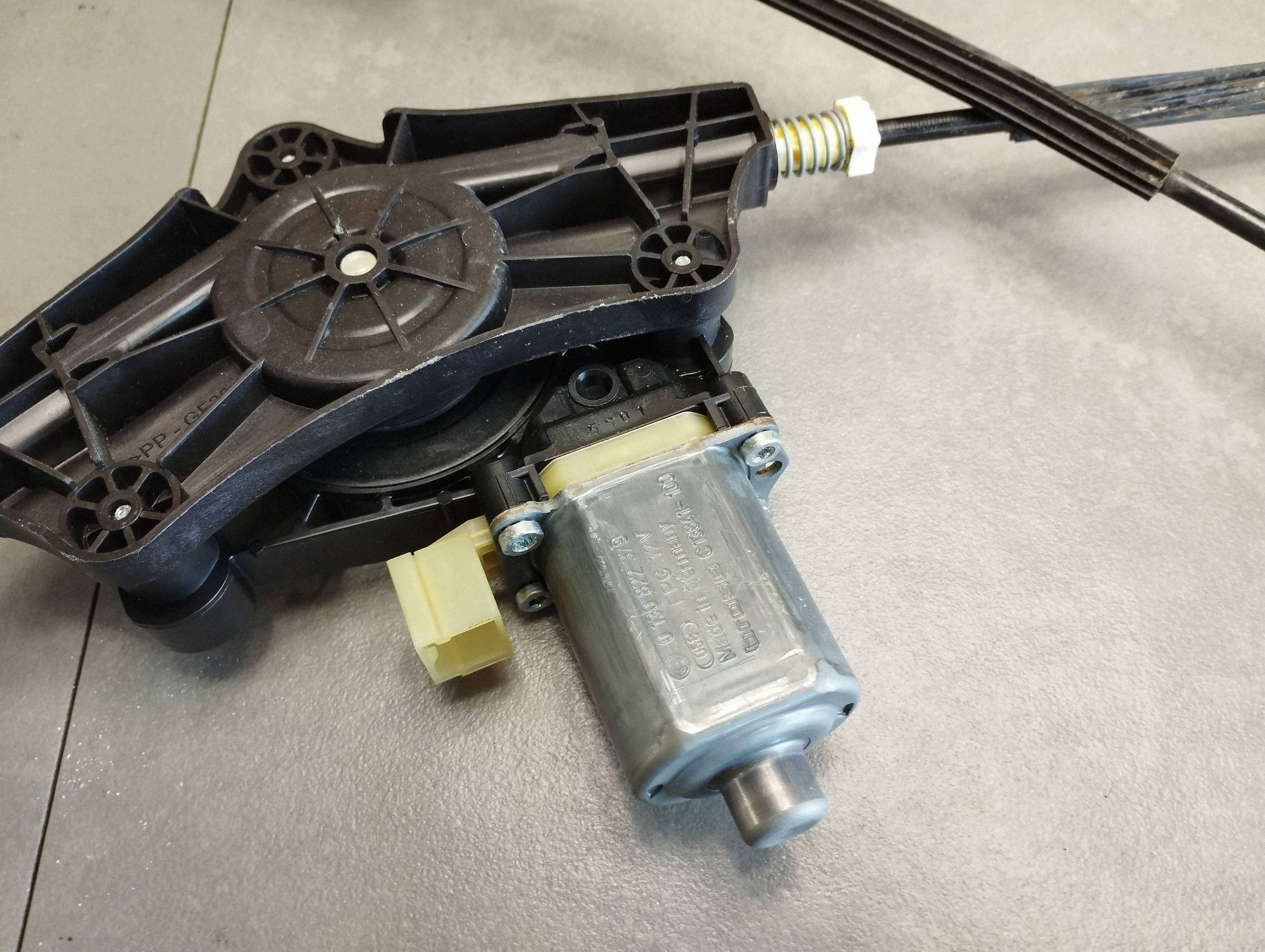 Volkswagen Golf VII window regulator door left front 5G4837461G