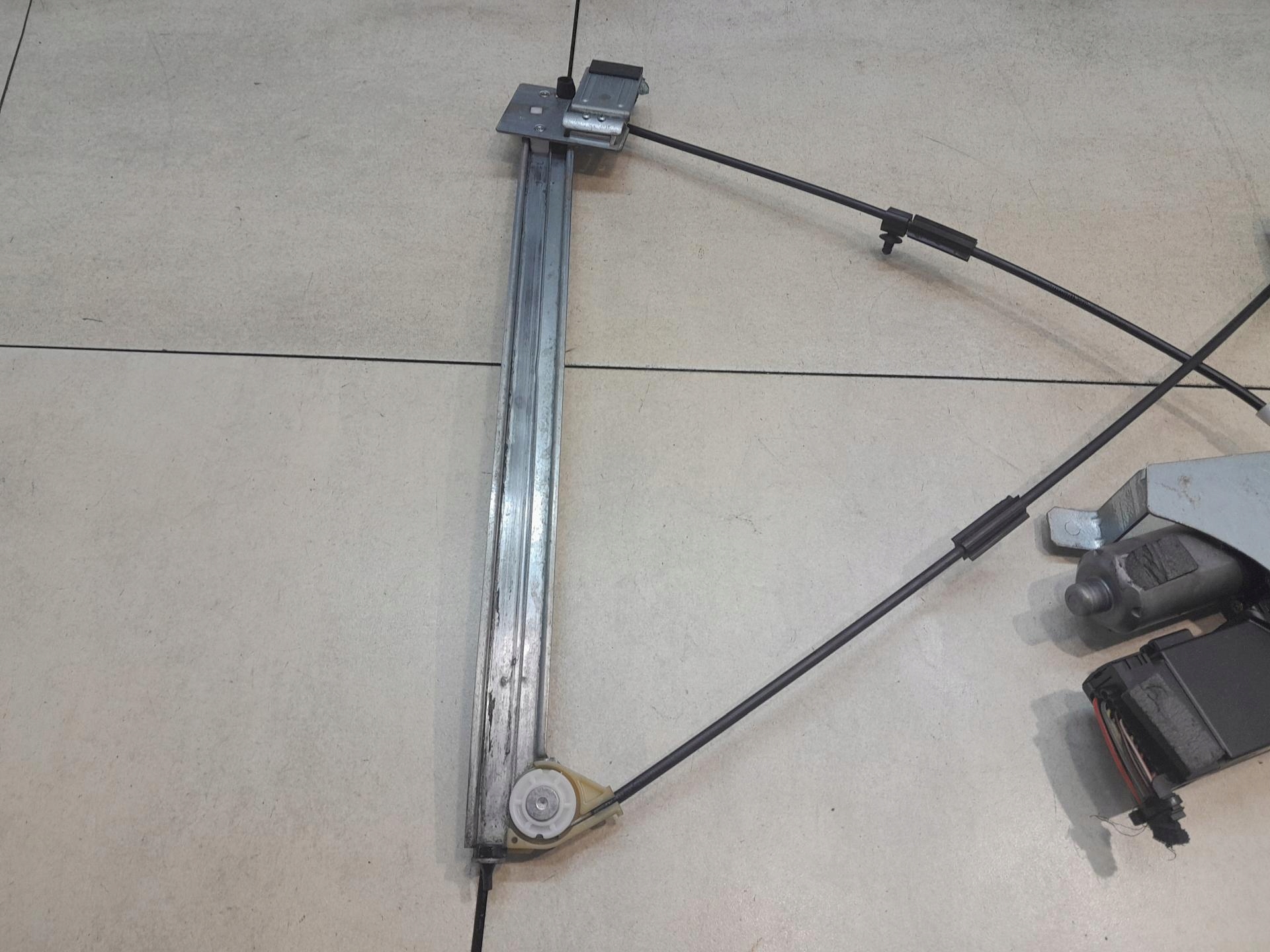 window regulator right front SKODA OCTAVIA and 101448202