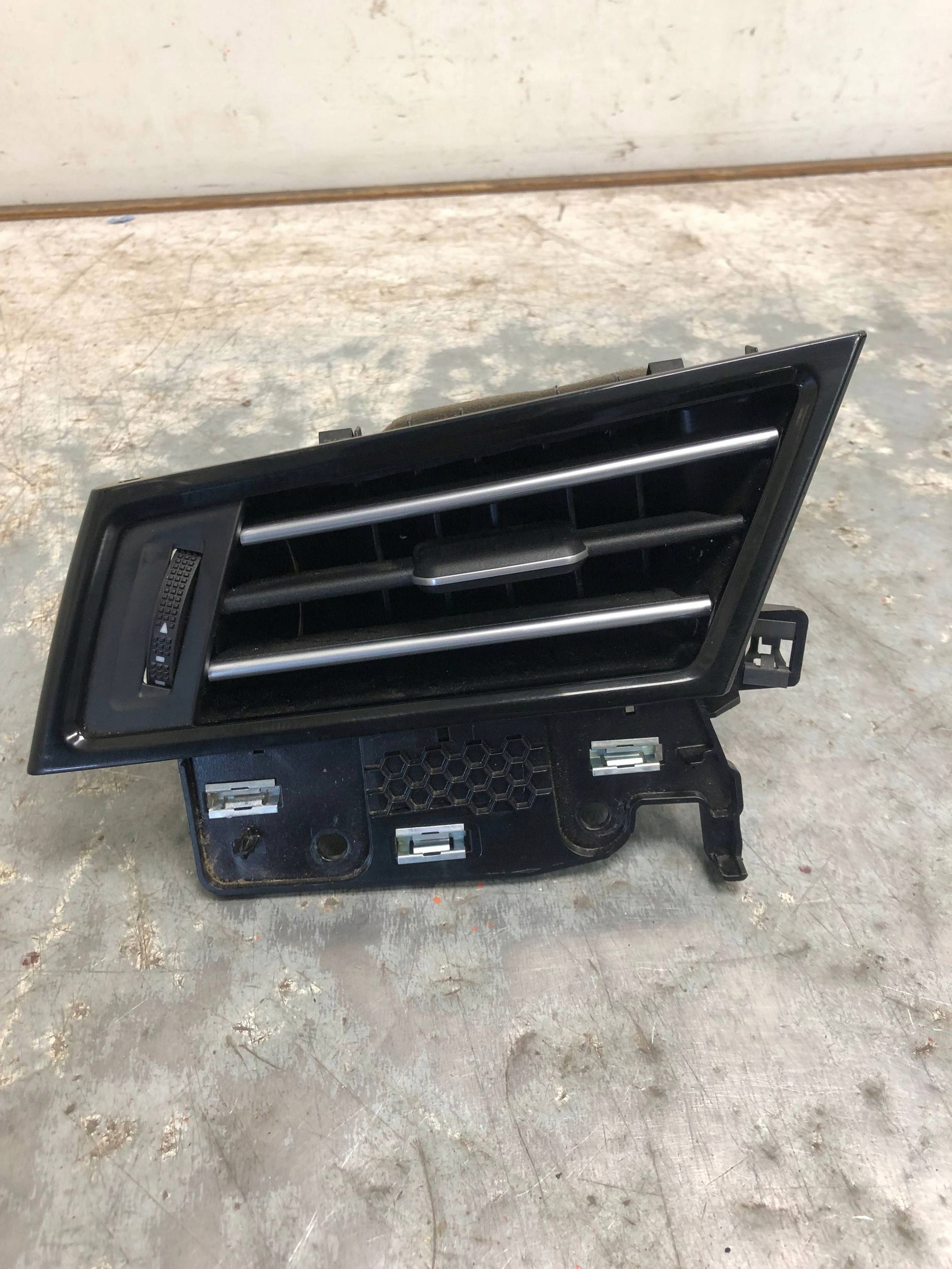 grid air conditioning devices left front VW PASSAT B8 LIFT 3G1819701E