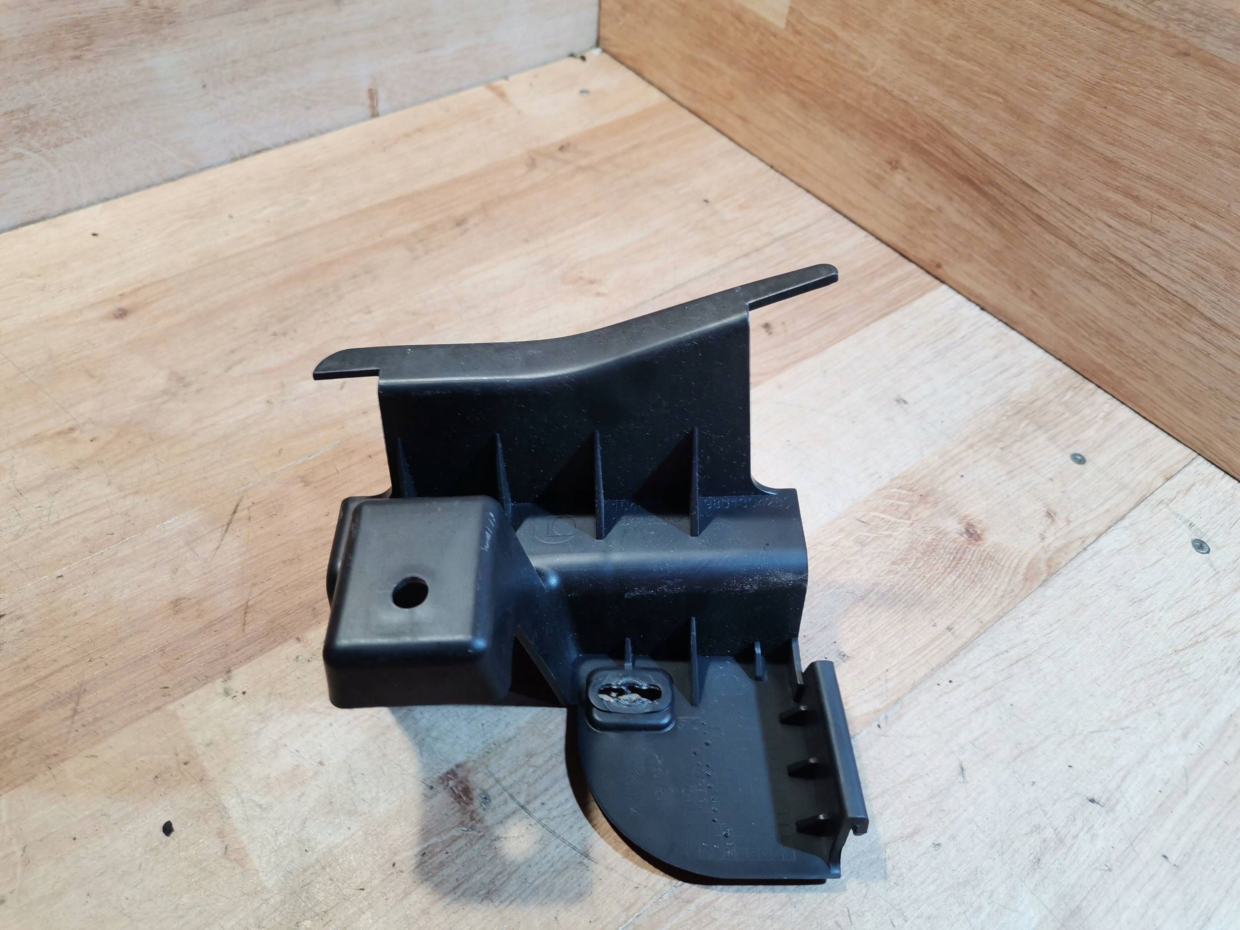 bumper bracket of the front Citroen C4 Cactus 9801304280