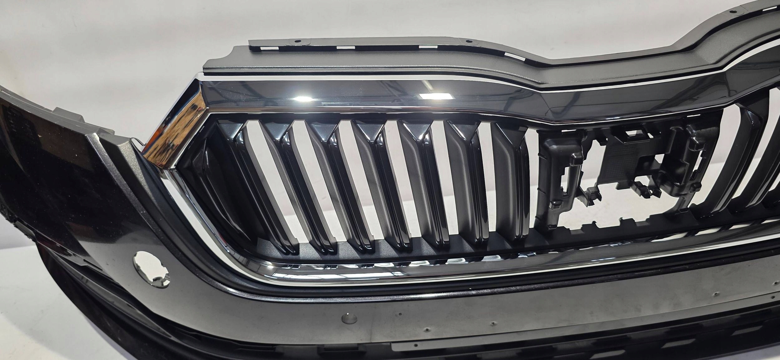 front bumper grille SKODA OCTAVIA IV 20- 4XPDC original 5E3807221