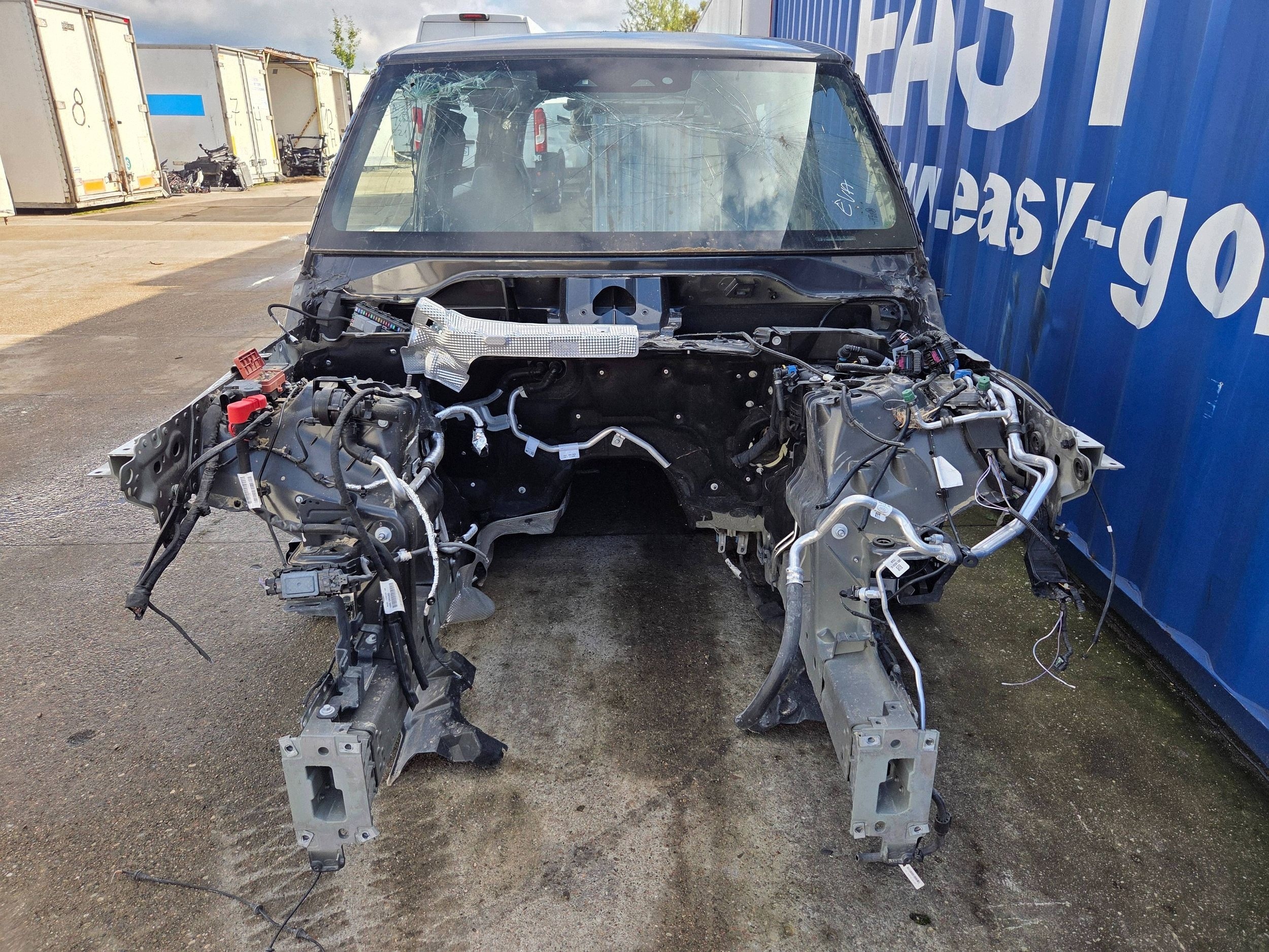 Land Rover Defender L663 čtvrtka přední pravá (TT08)