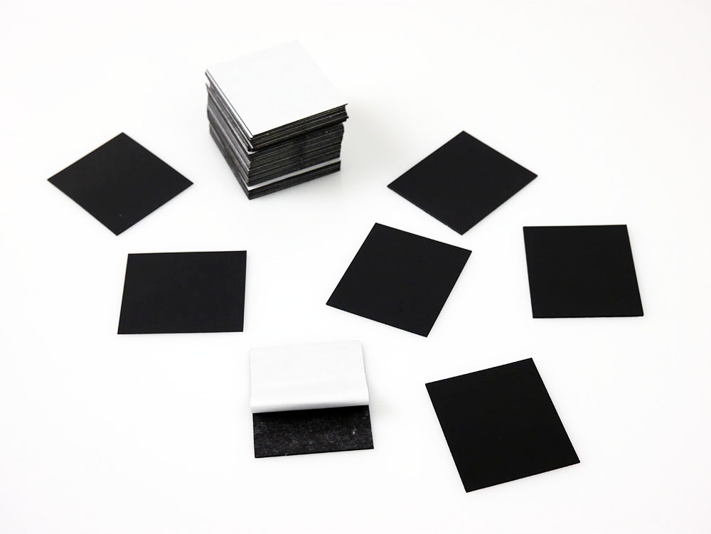 

Folia magnetyczna 0,7 mm z klejem 40 mm x 40 mm