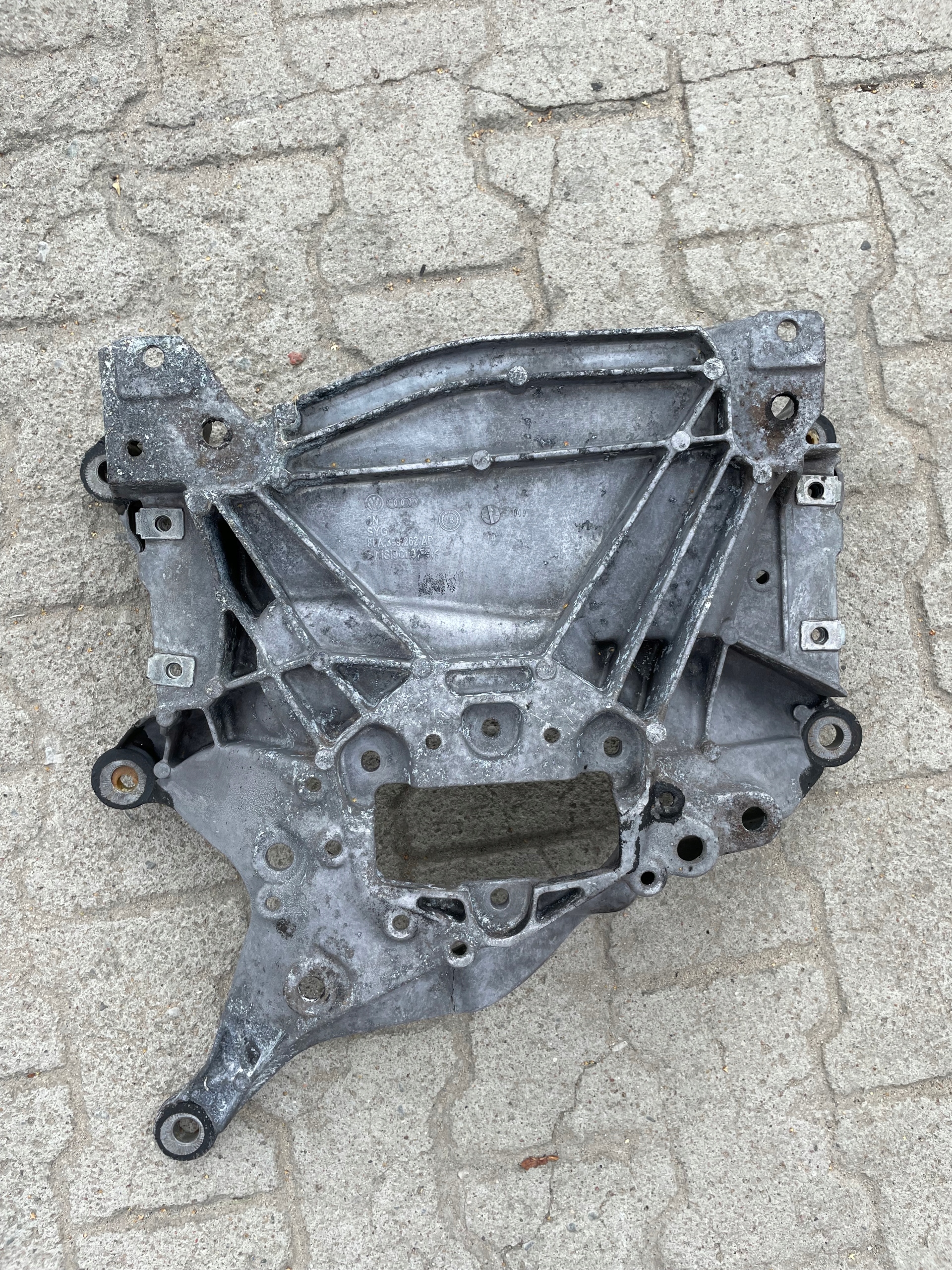 AUDI Q5 SQ5 80A399262AP лапа под ящики подушка