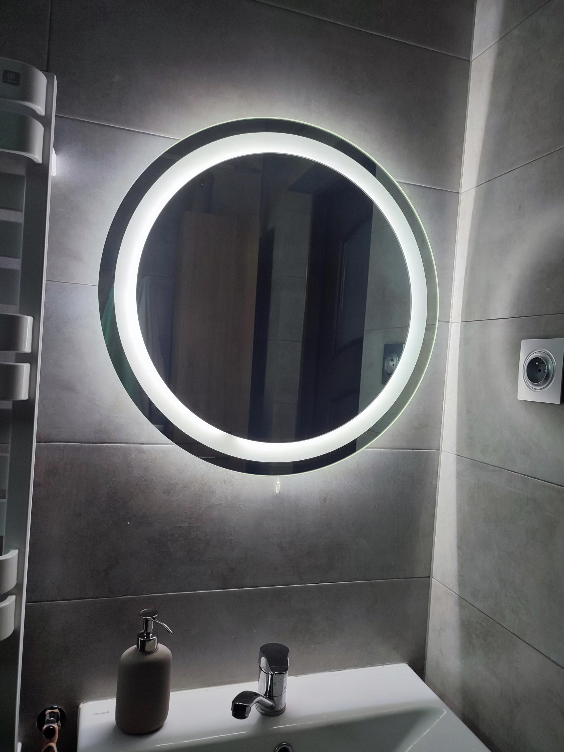 LUSTRO OKRĄGŁE PODŚWIETLANE LED fi 70cm ŁAZIENKOWE Kształt koło