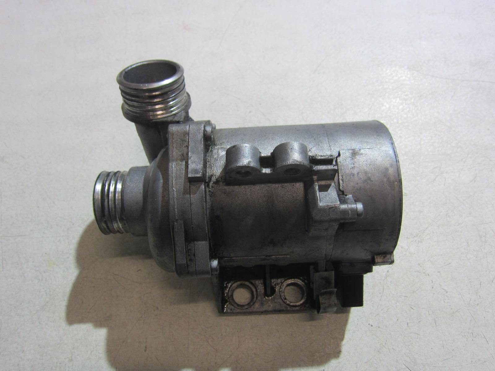 BMW X5 E70 N52B30 3.0 water pump 9894484 7568595