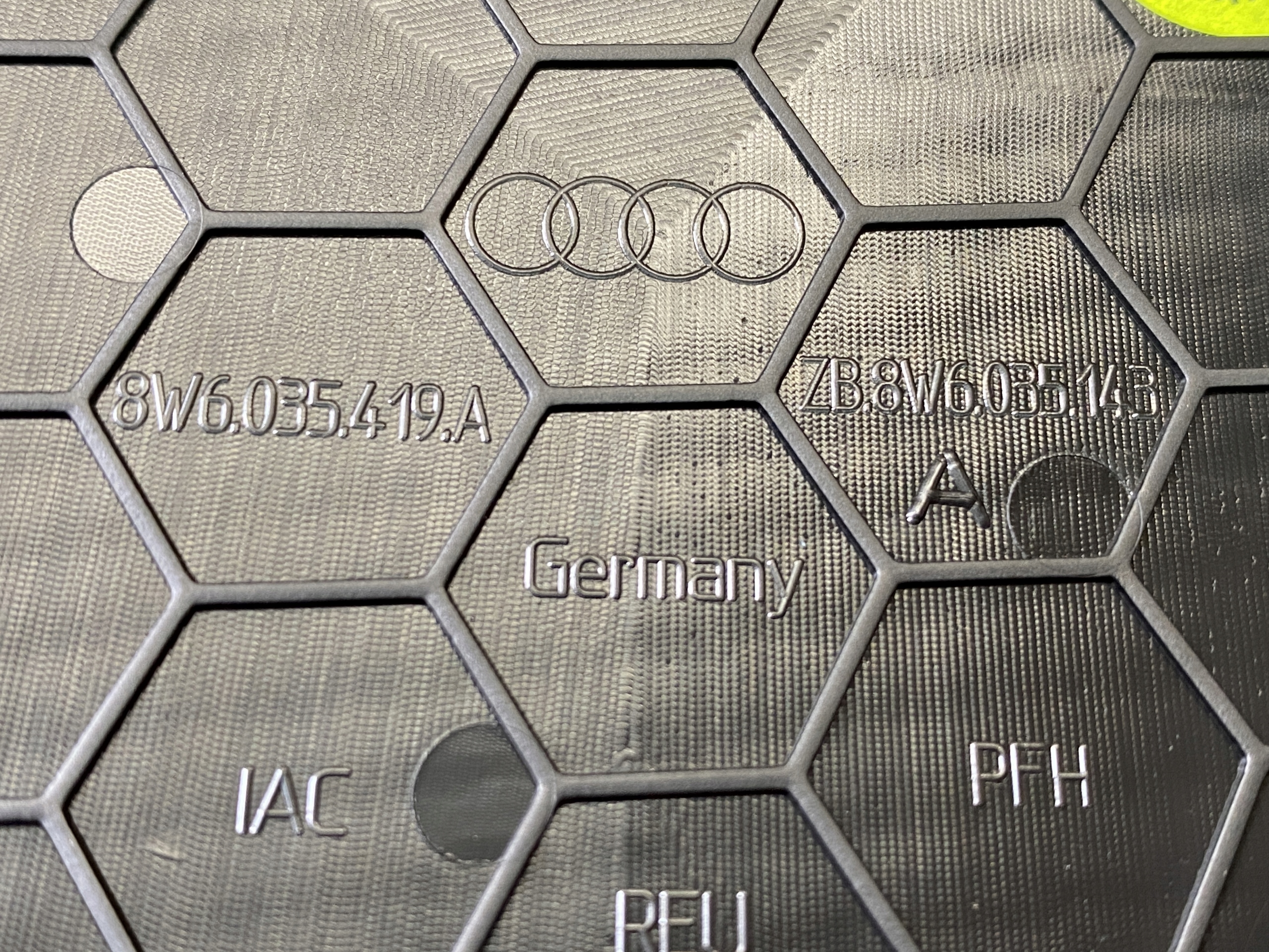 AUDI A5 8W6 grid left bang OLUFSEN 8W6035419A