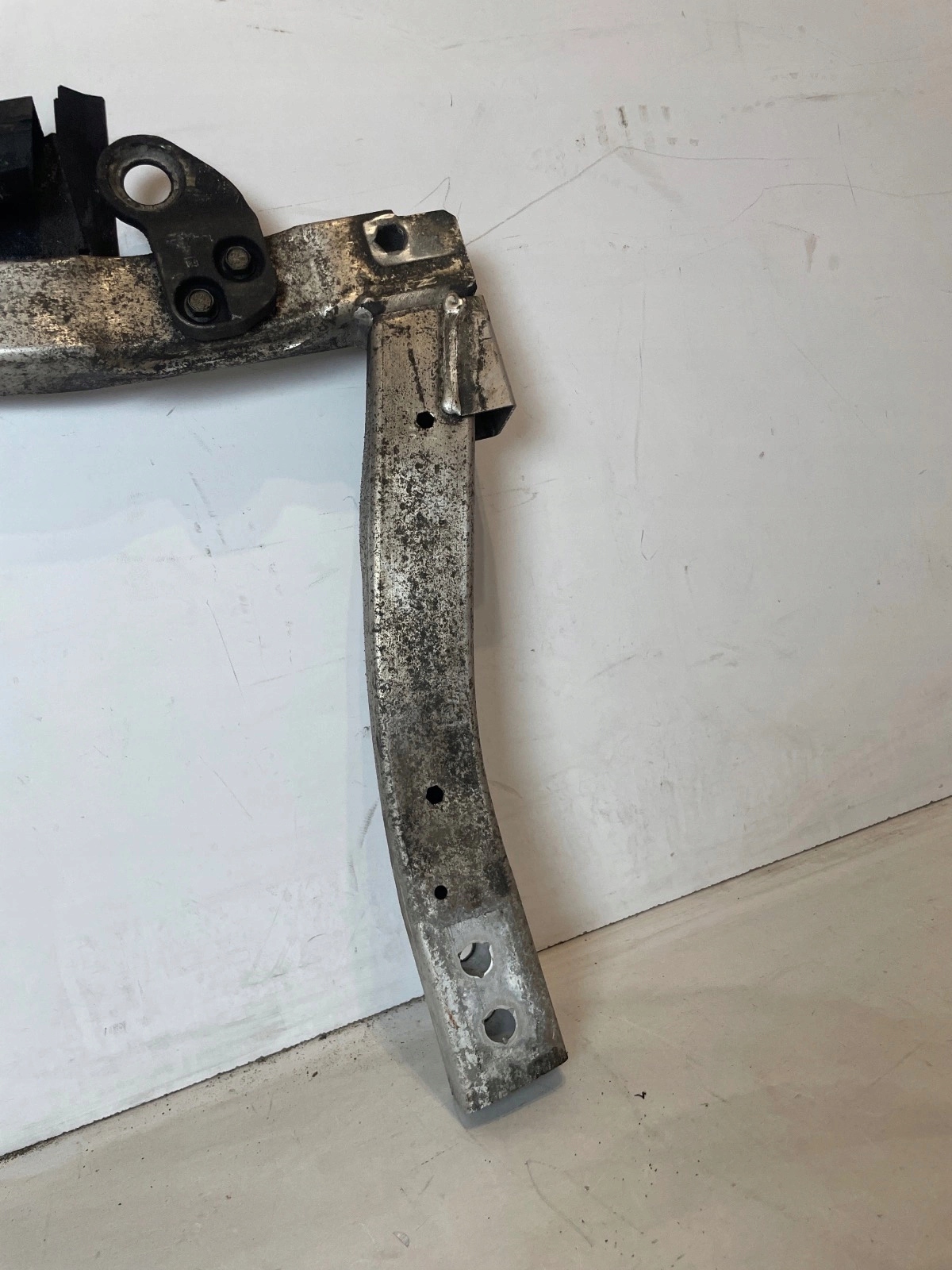pillar sider front lower below radiator Opel Adam
