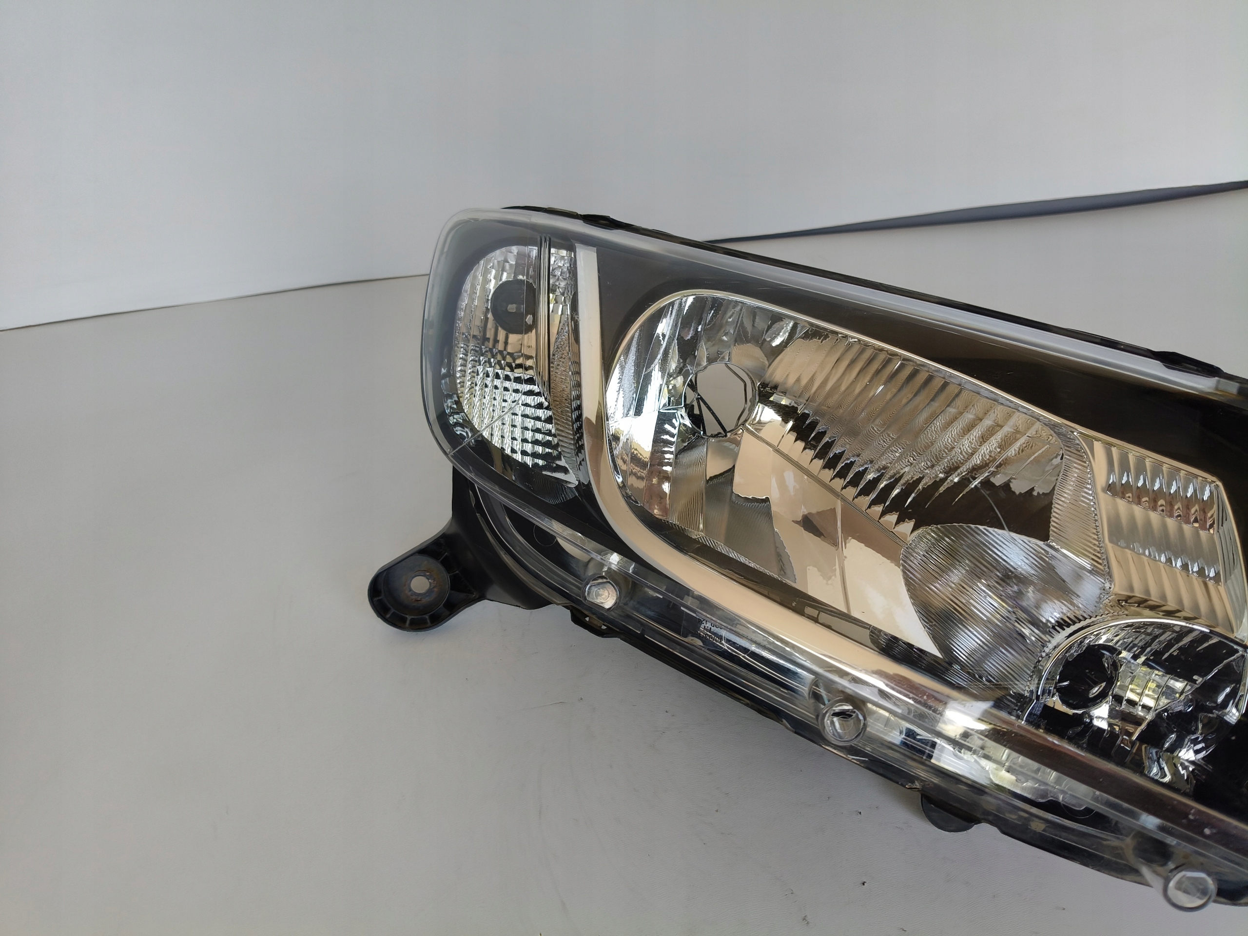 light right REFLEKTOR DACIA SANDERO II 12-16 LOGAN