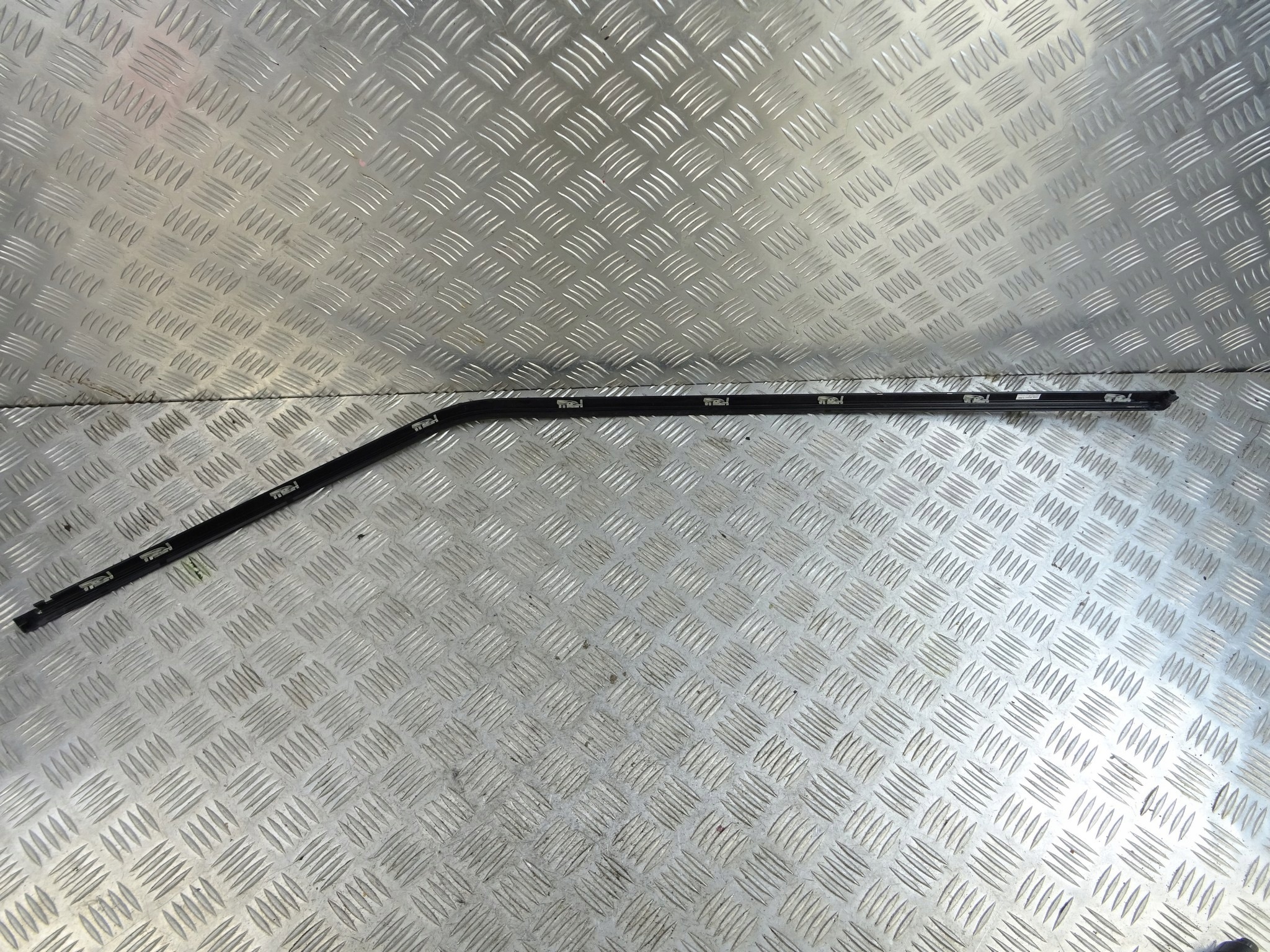 RANGE ROVER VELAR moulding door left front J8A2-208A97-AE