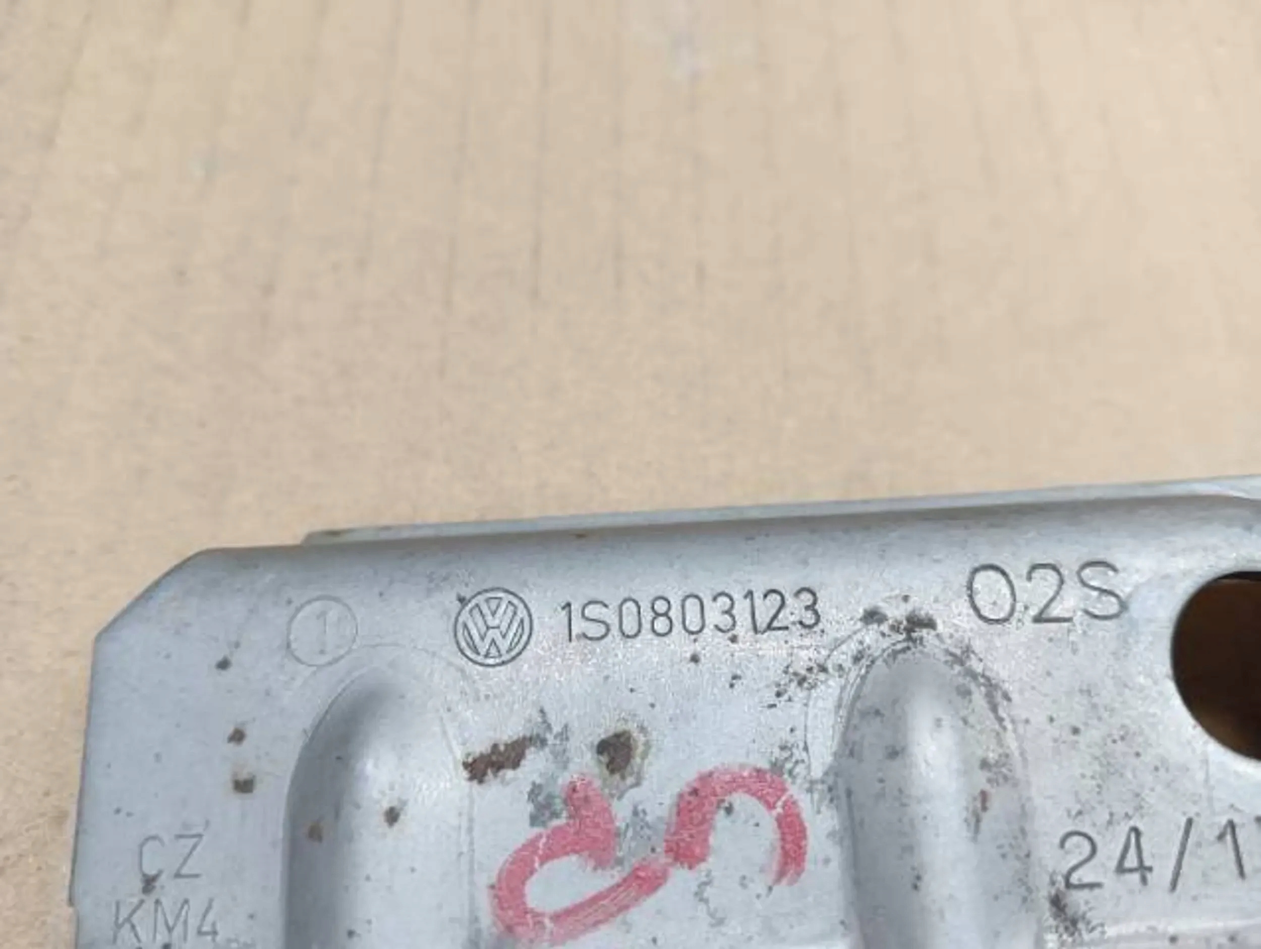 1S0803123 UCHWYT MOCOWANIE AKUMULATORA VW UP MII CITIGO Numer katalogowy części 1S0803123