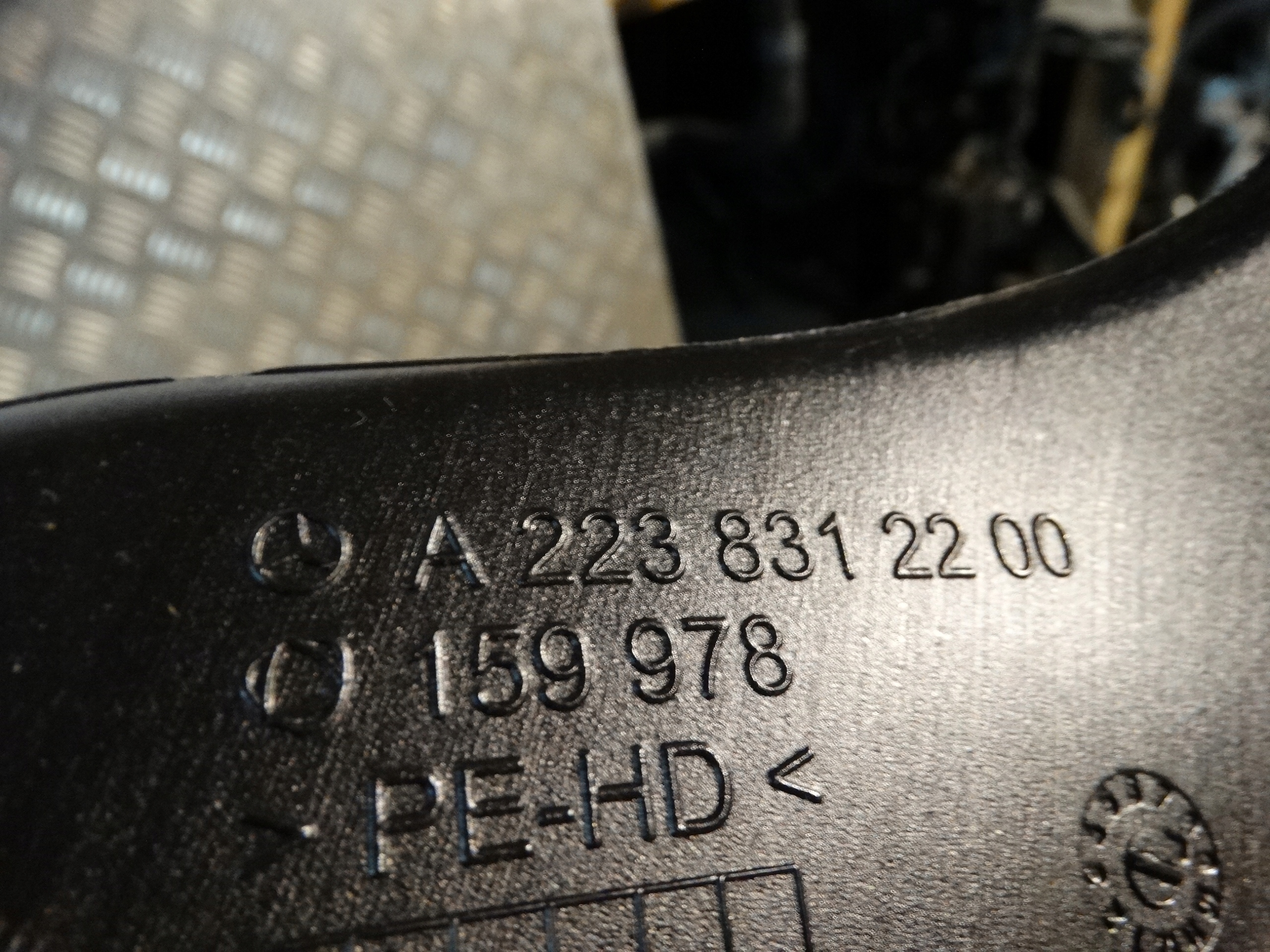 IDEALNY drain air right MERCEDES W223 1