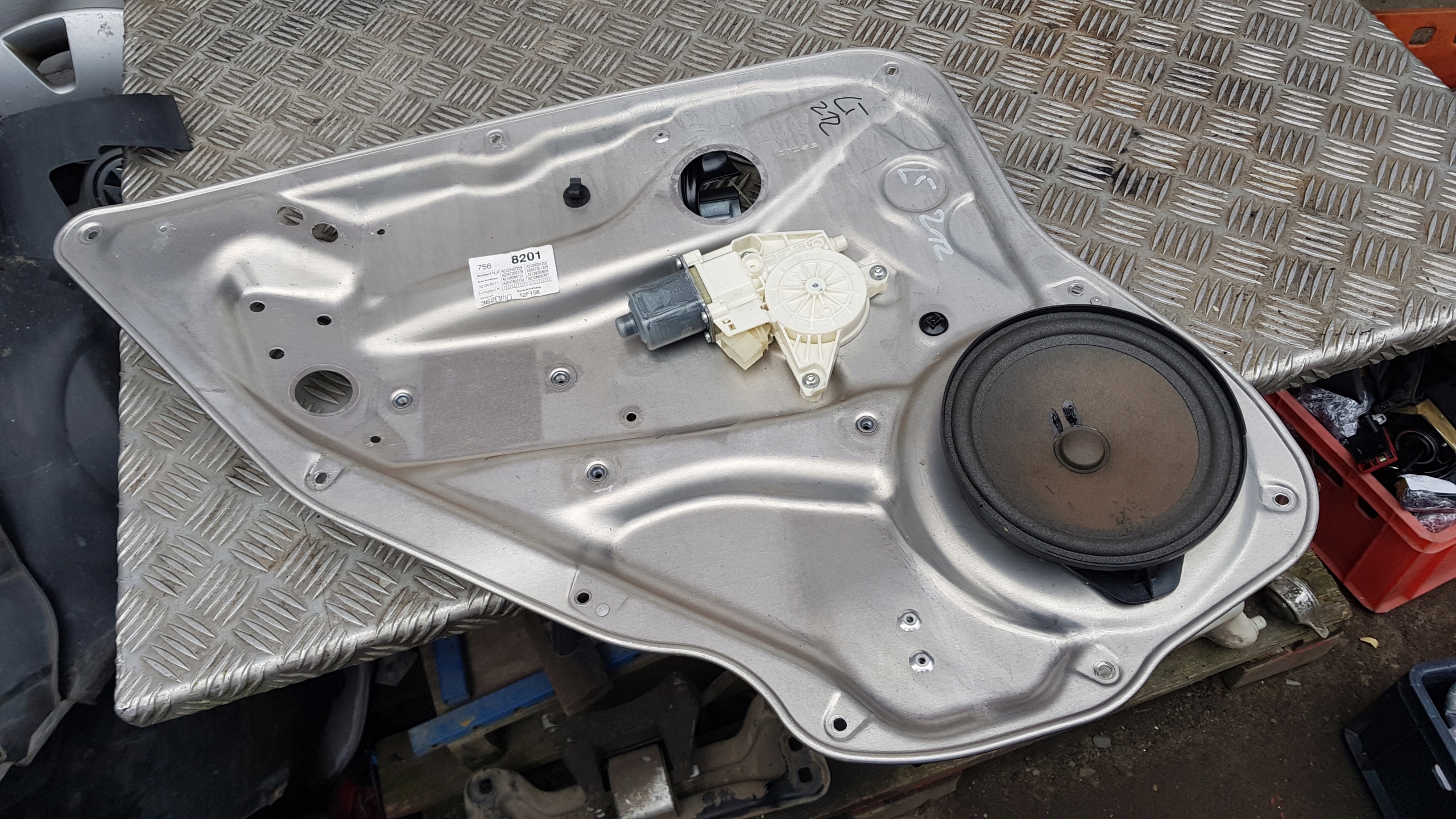 MERCEDES W212 PODNSNIK windows left rear part