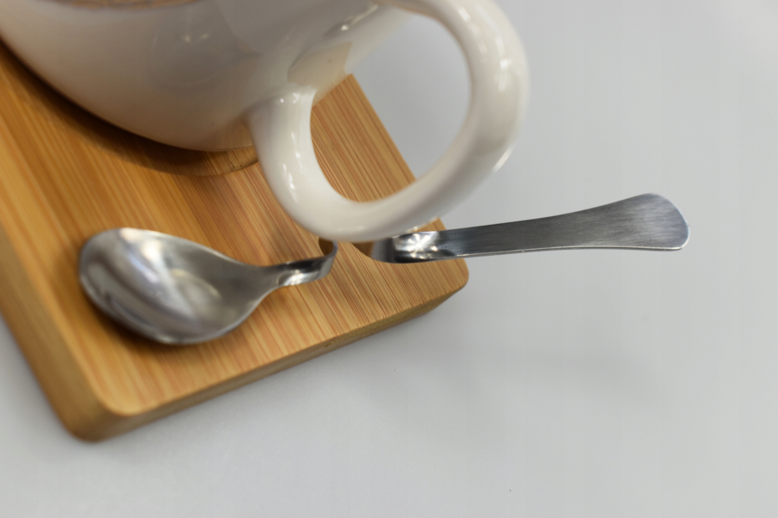 KUBEK FEELING Z BAMBUSOWĄ PODSTAWKĄ ORAZ ŁYŻECZKĄ Linia Design