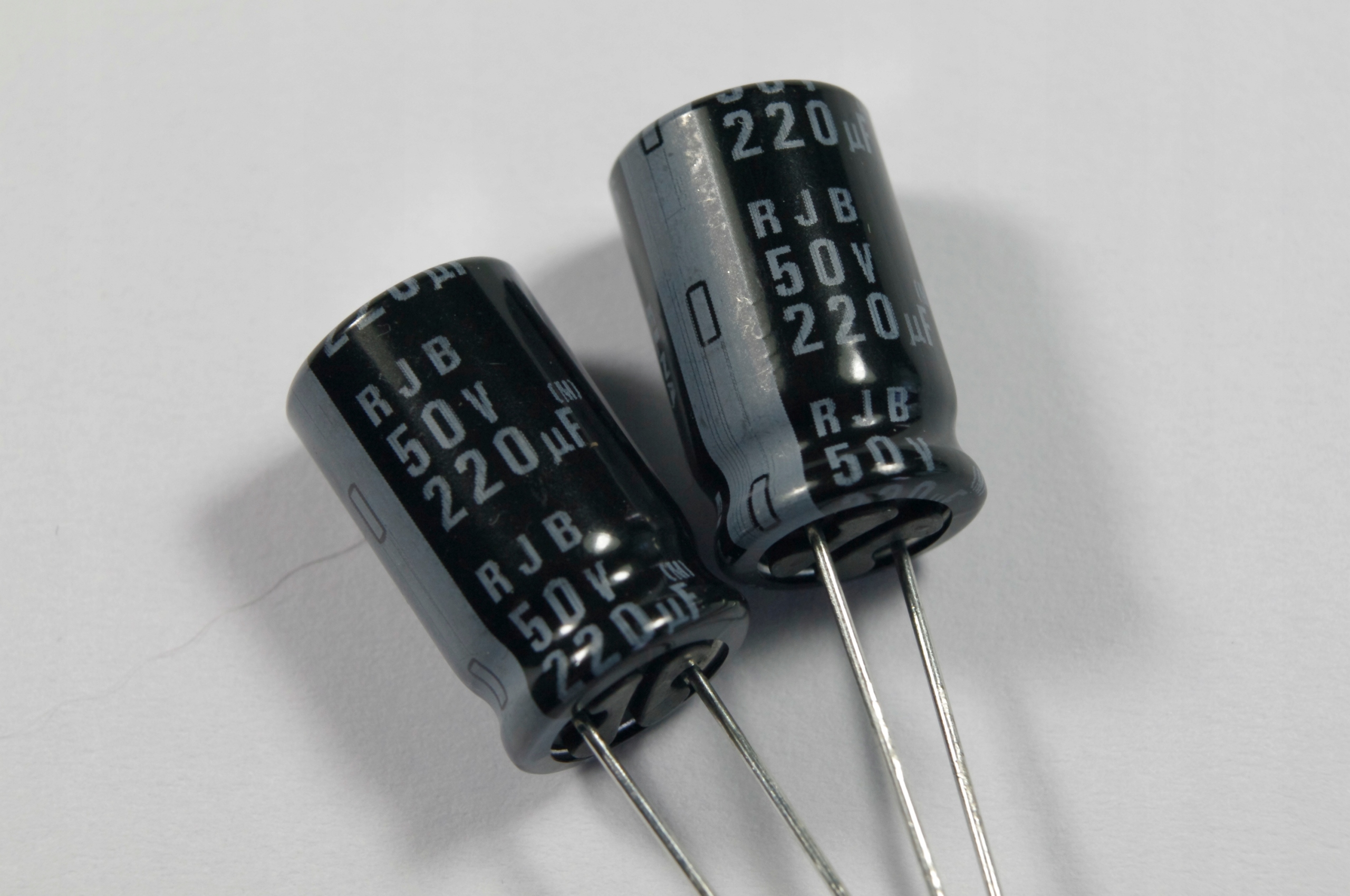 

Kondensator 220uF/50V Elna Low Impedance Rjb 4SZT