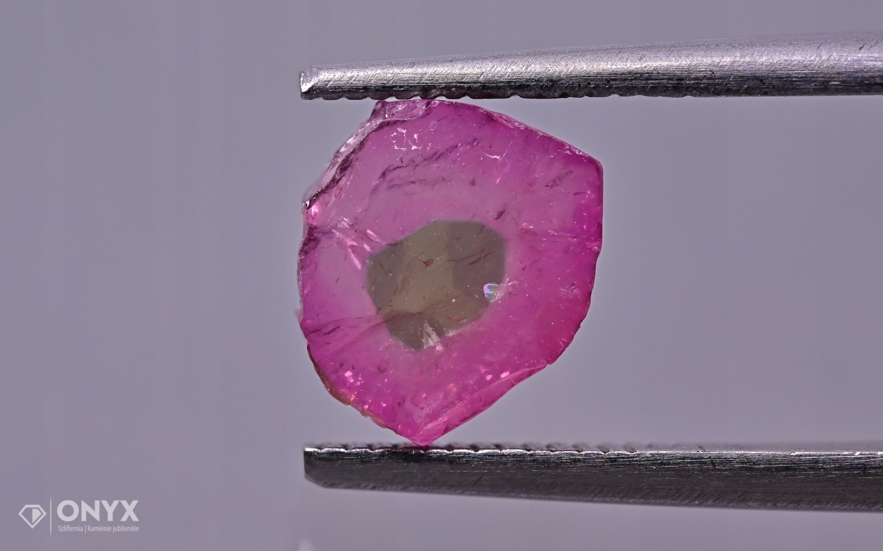 Turmalín nepravidelná destička 8x7 mm