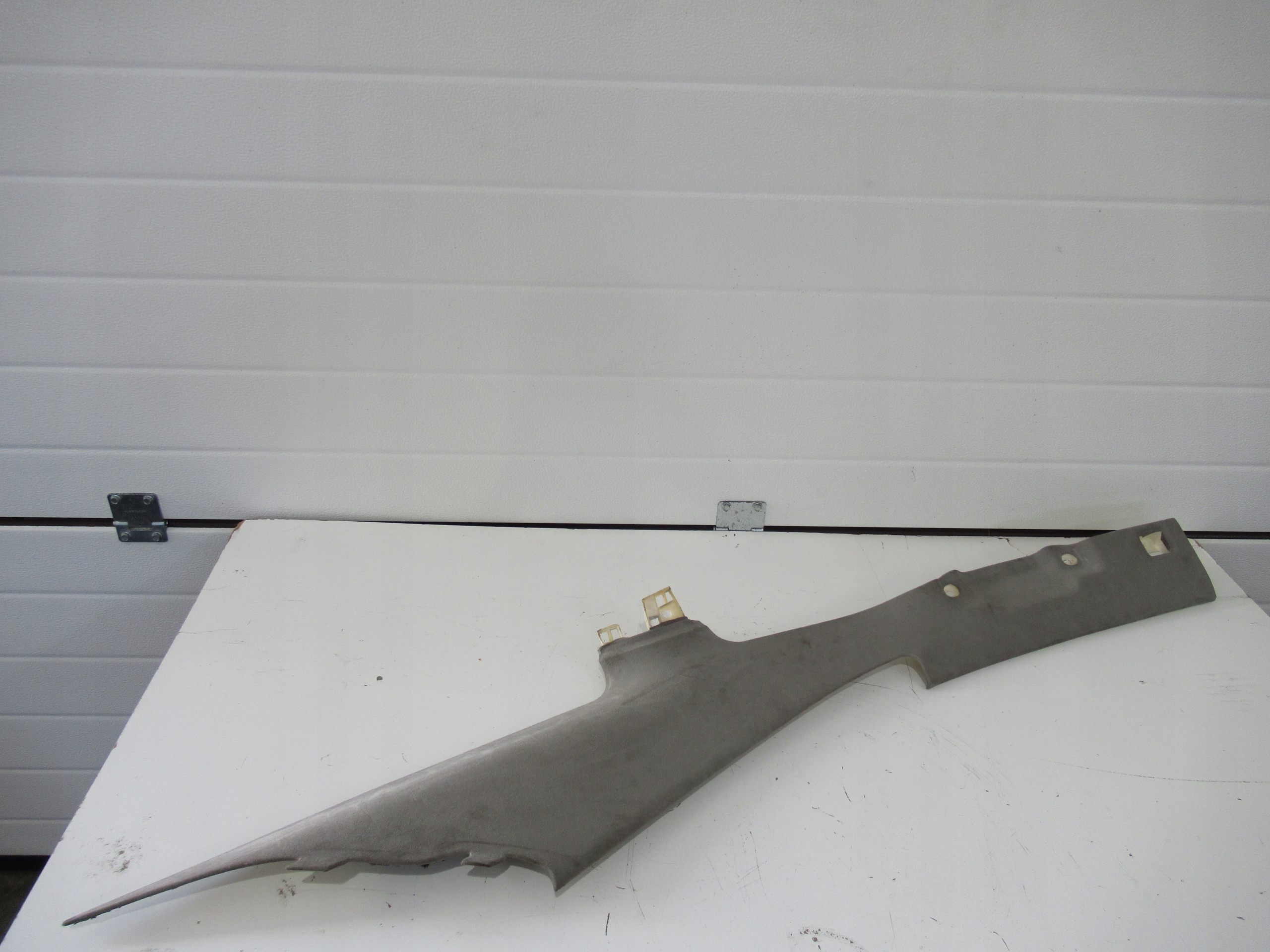 AUDI A8 D3 side SLUPKA left rear part 4E0868289