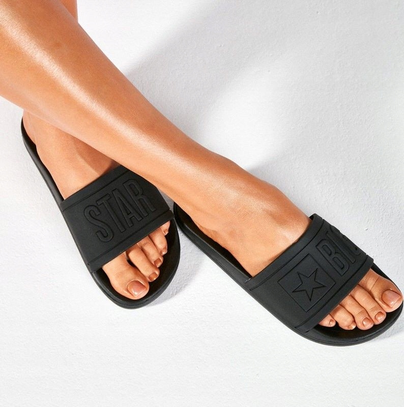 KLAPKI DAMSKIE BIG STAR NA PLAŻE BASEN PO DOMU Wzór dominujący logo