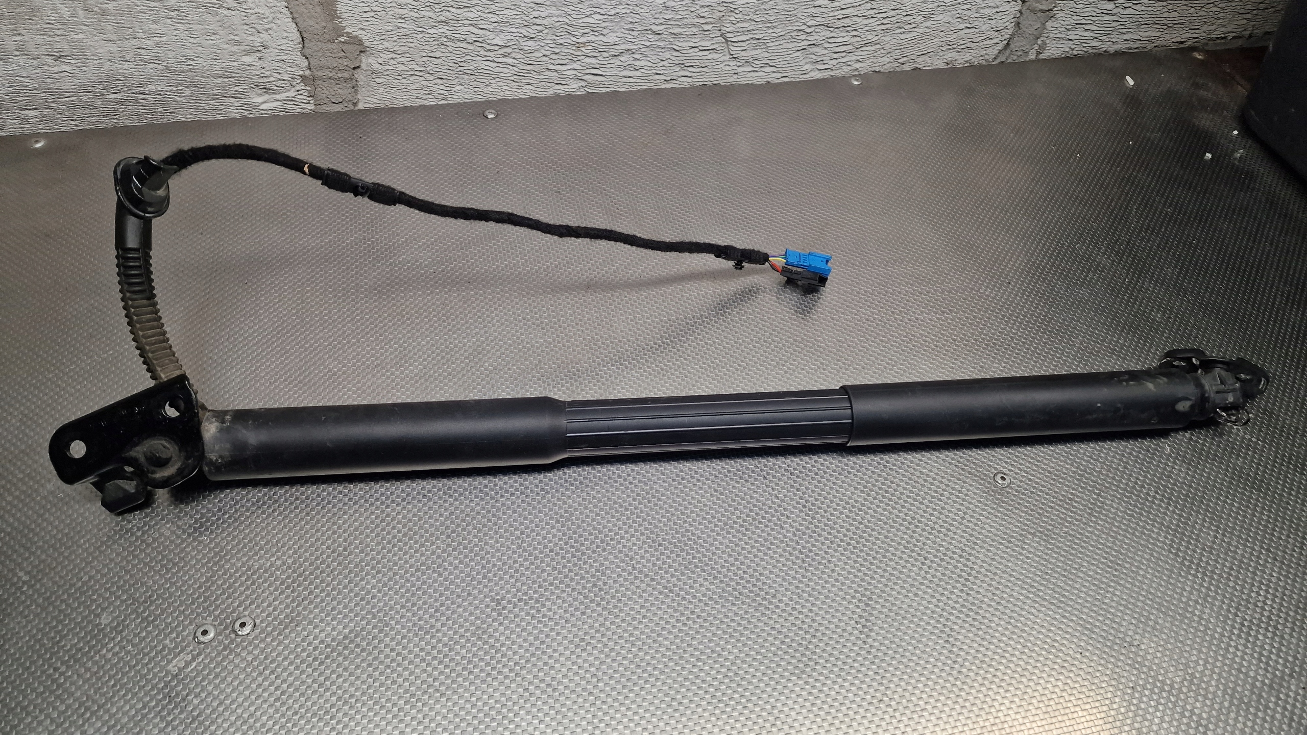 BMW OE 7432373 ел. замок кришки телескоп