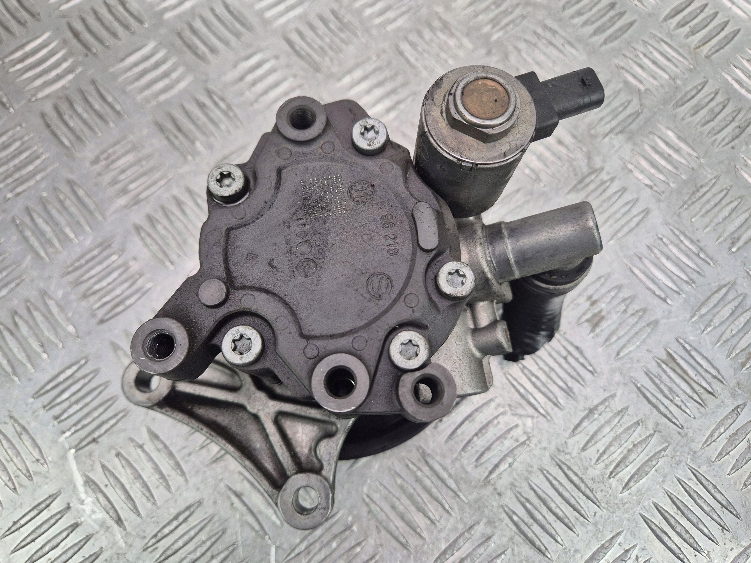 Mercedes M271 C200 CGI W204 servo pump A0064667501