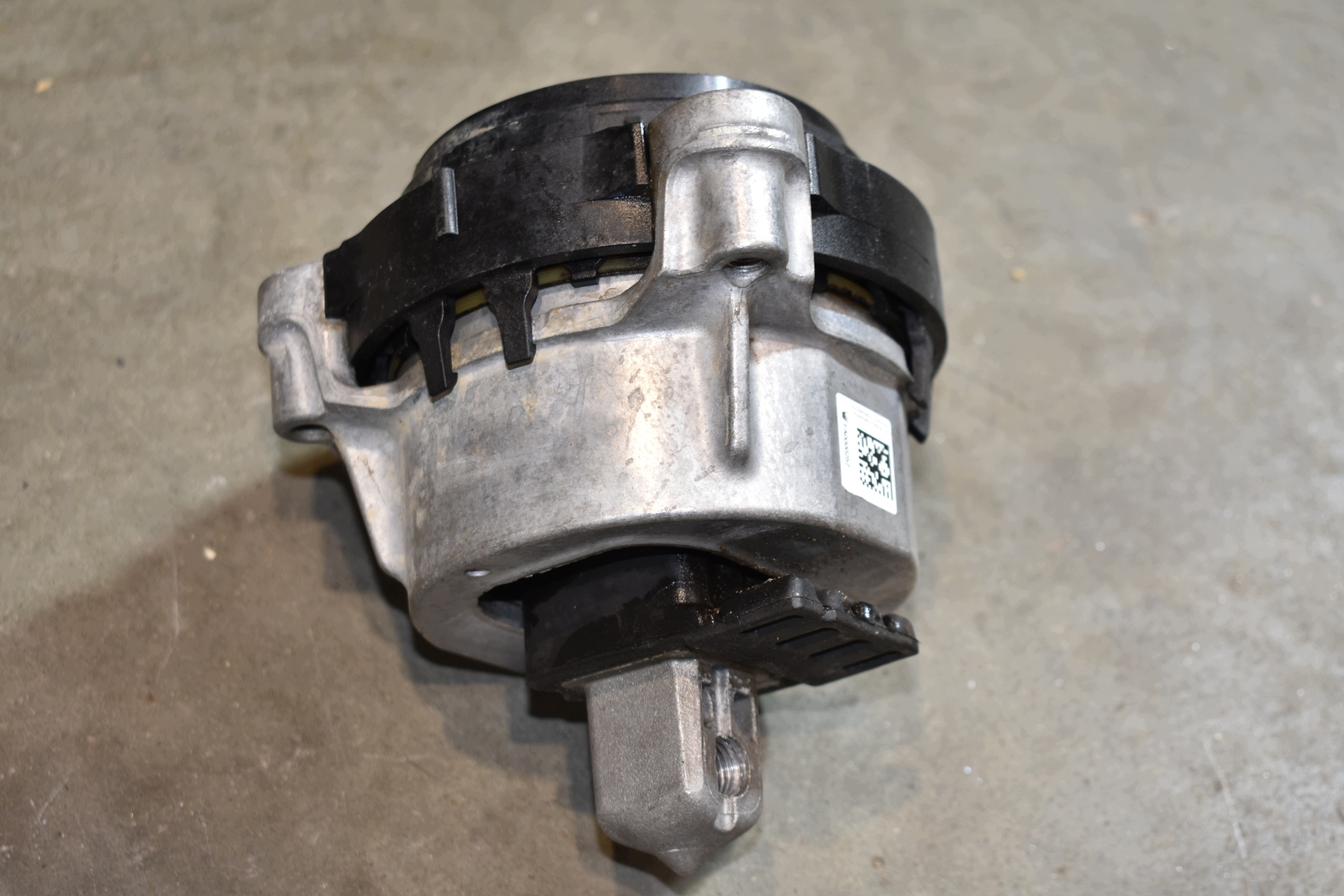perfect condition holder engine mount left BMW G01 G02 G30 1