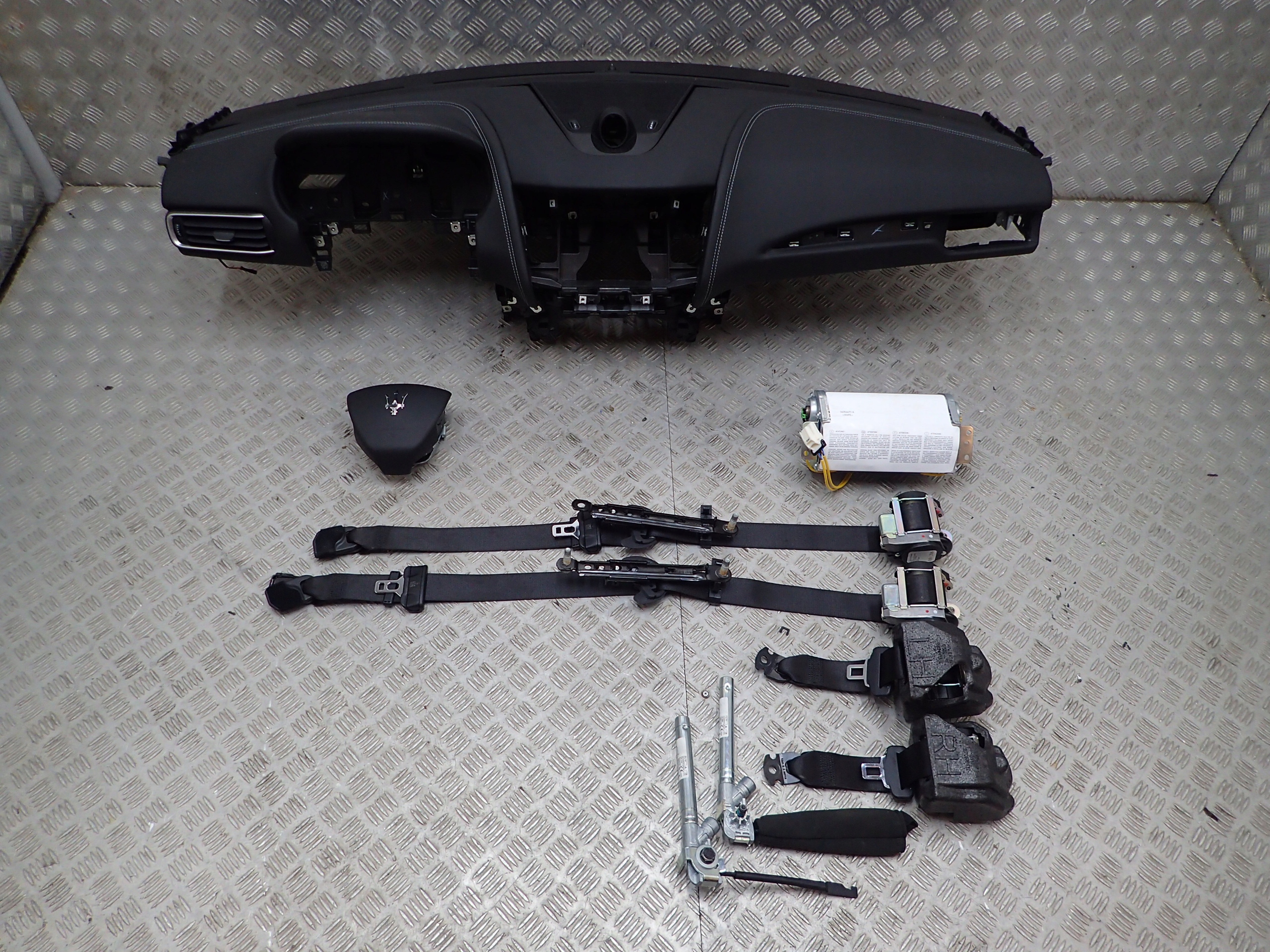 MASERATI LEVANTE KONSOLA DESKA AIRBAG PODUSZKI PAS