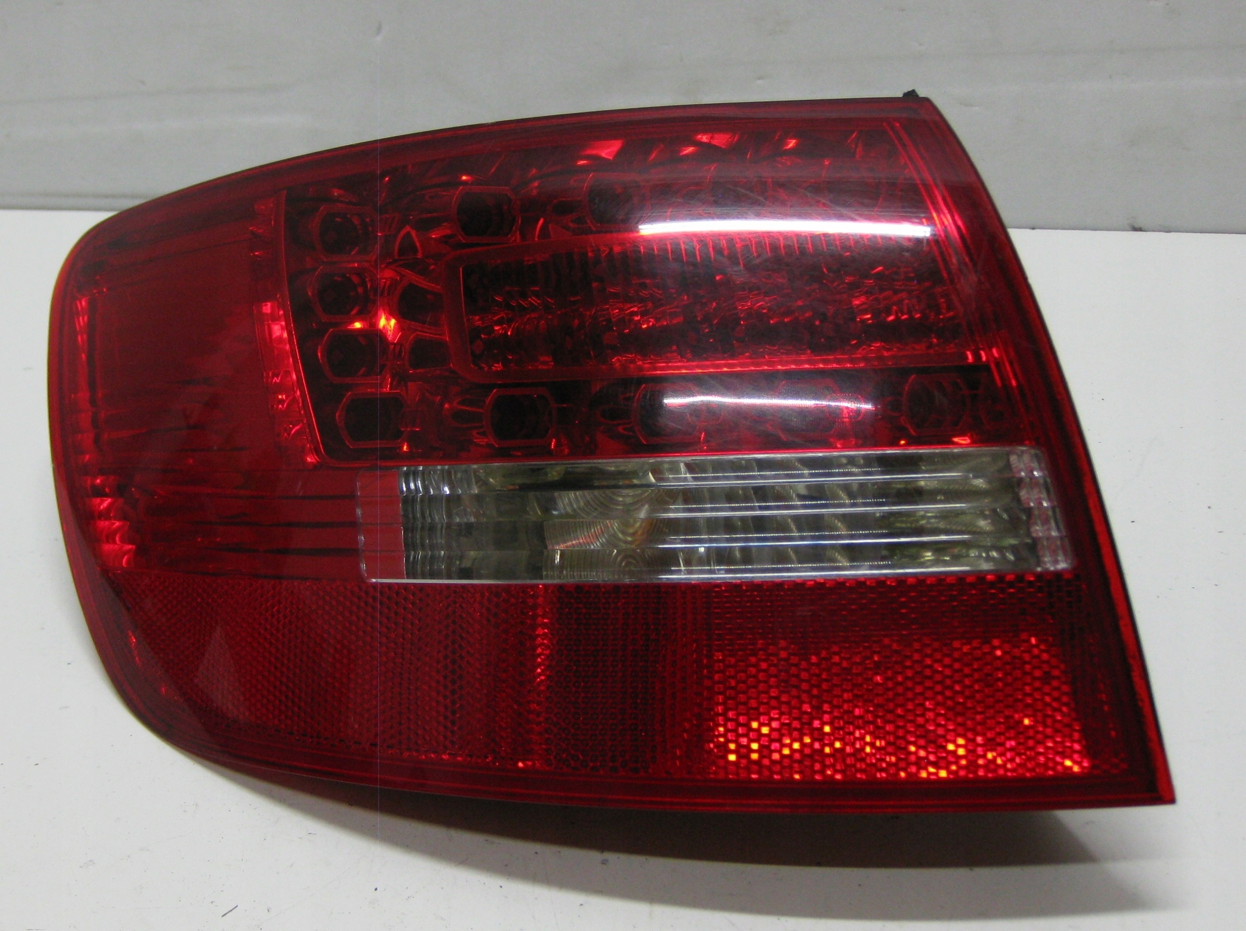 AUDI A6 C6 LIFT KOMBI light left rear part LED 4F9945095E