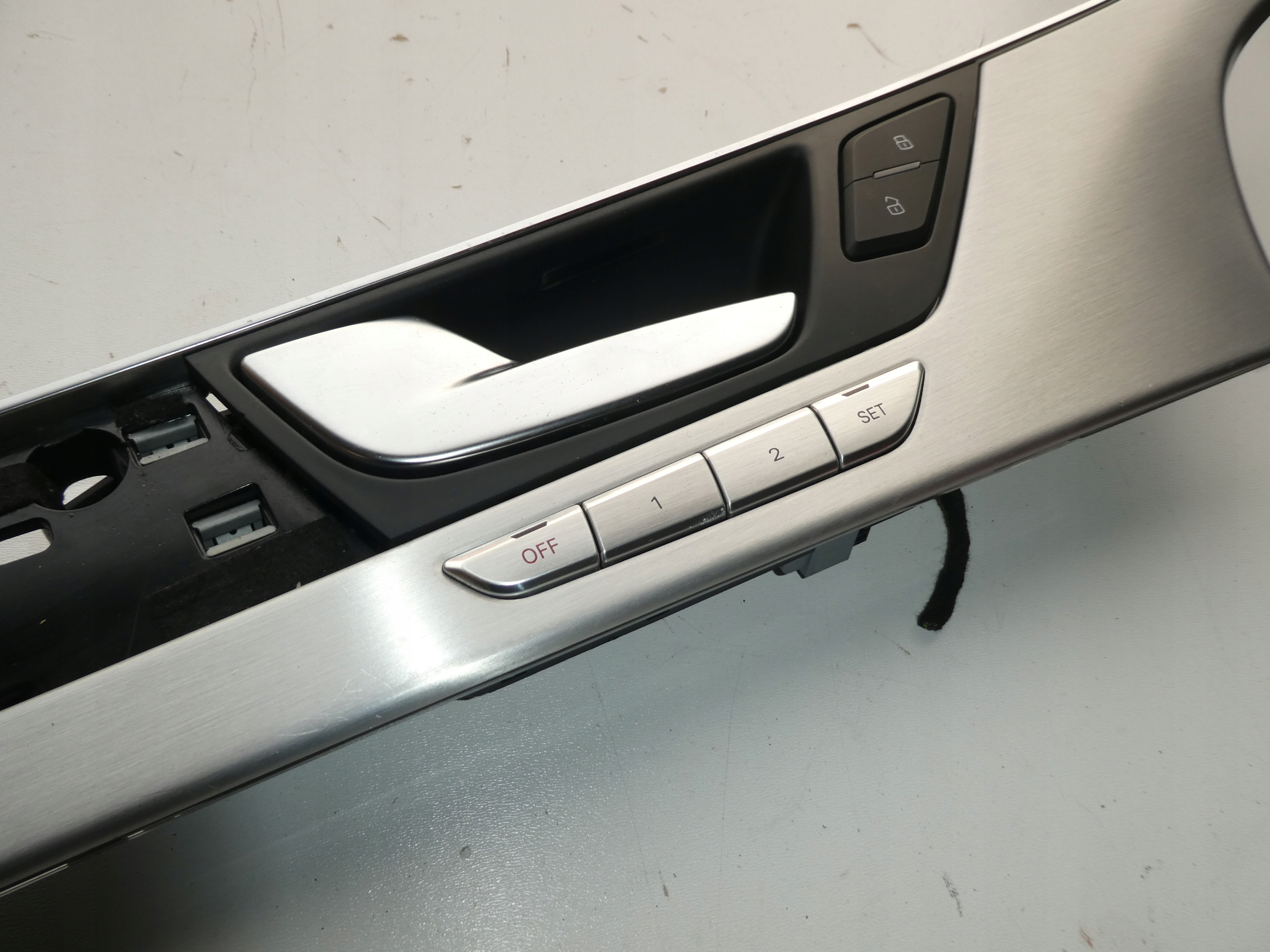 AUDI A8 DEKOR lišta dveře klika 4H0837019