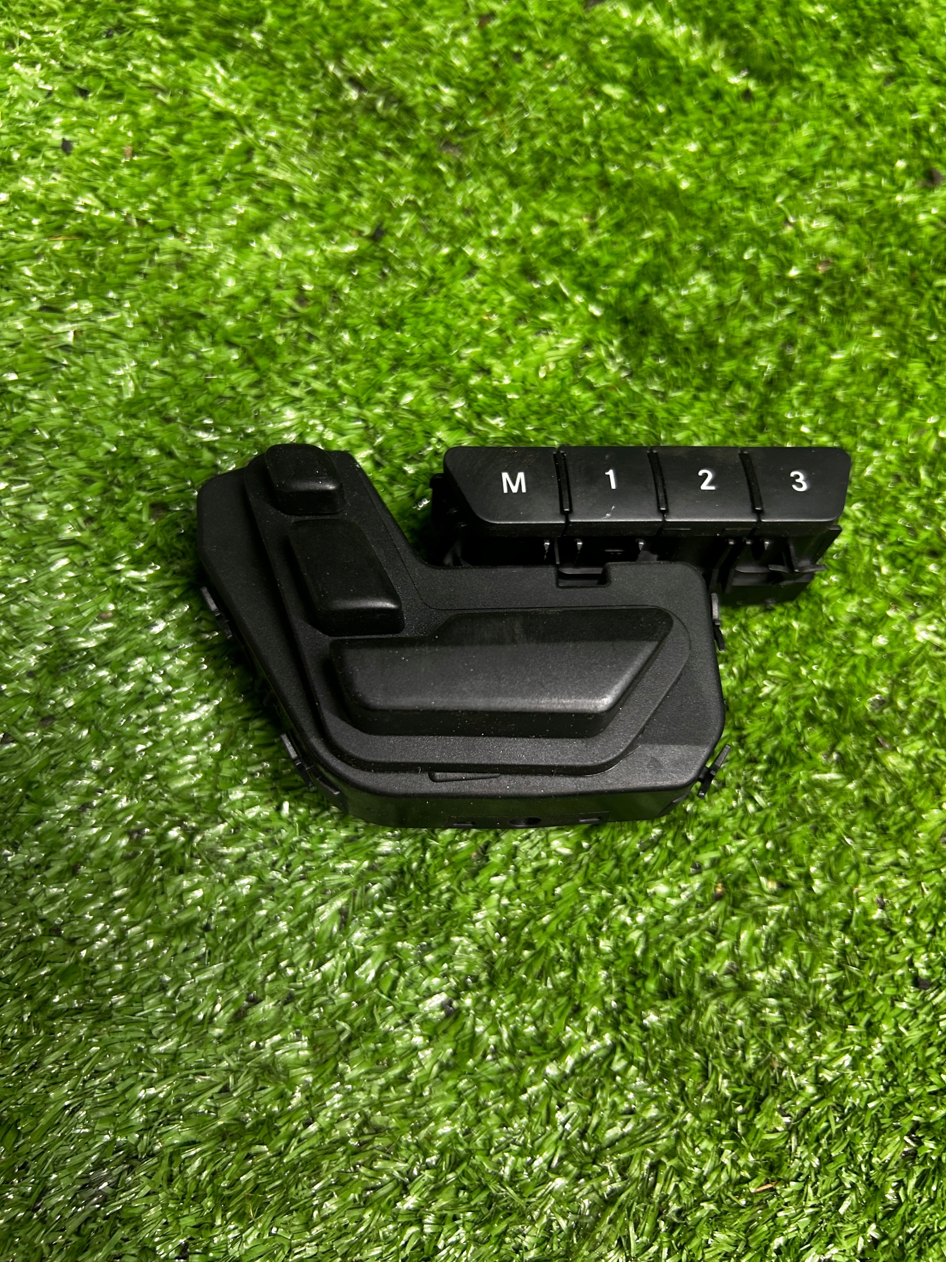 MERCEDES W204 PANEL PRZEŁĄCZNIK FOTELA A2048204310