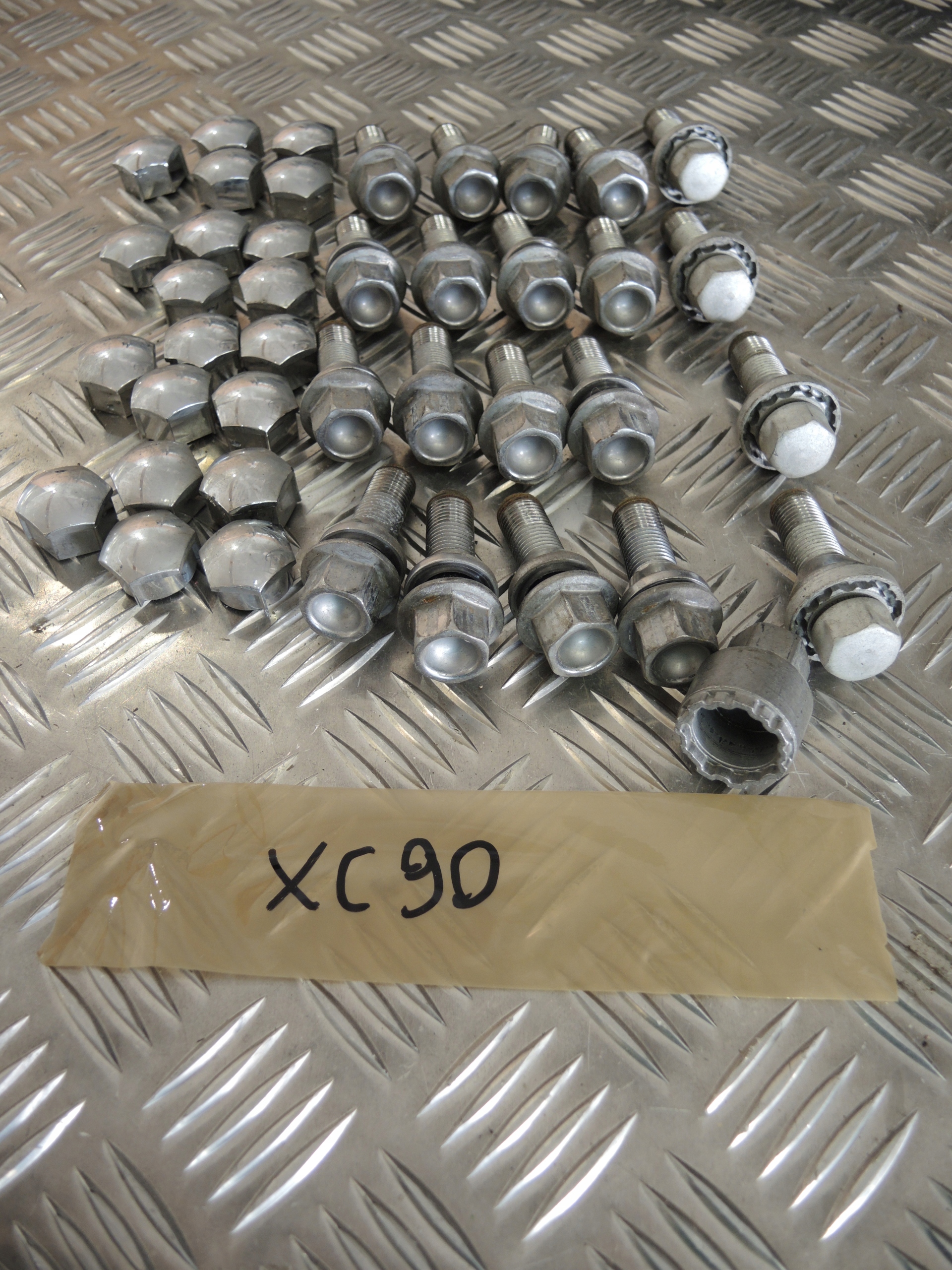 VOLVO XC90 II SRUBY SZPILKI ALU ZABEZPIECZAJACE