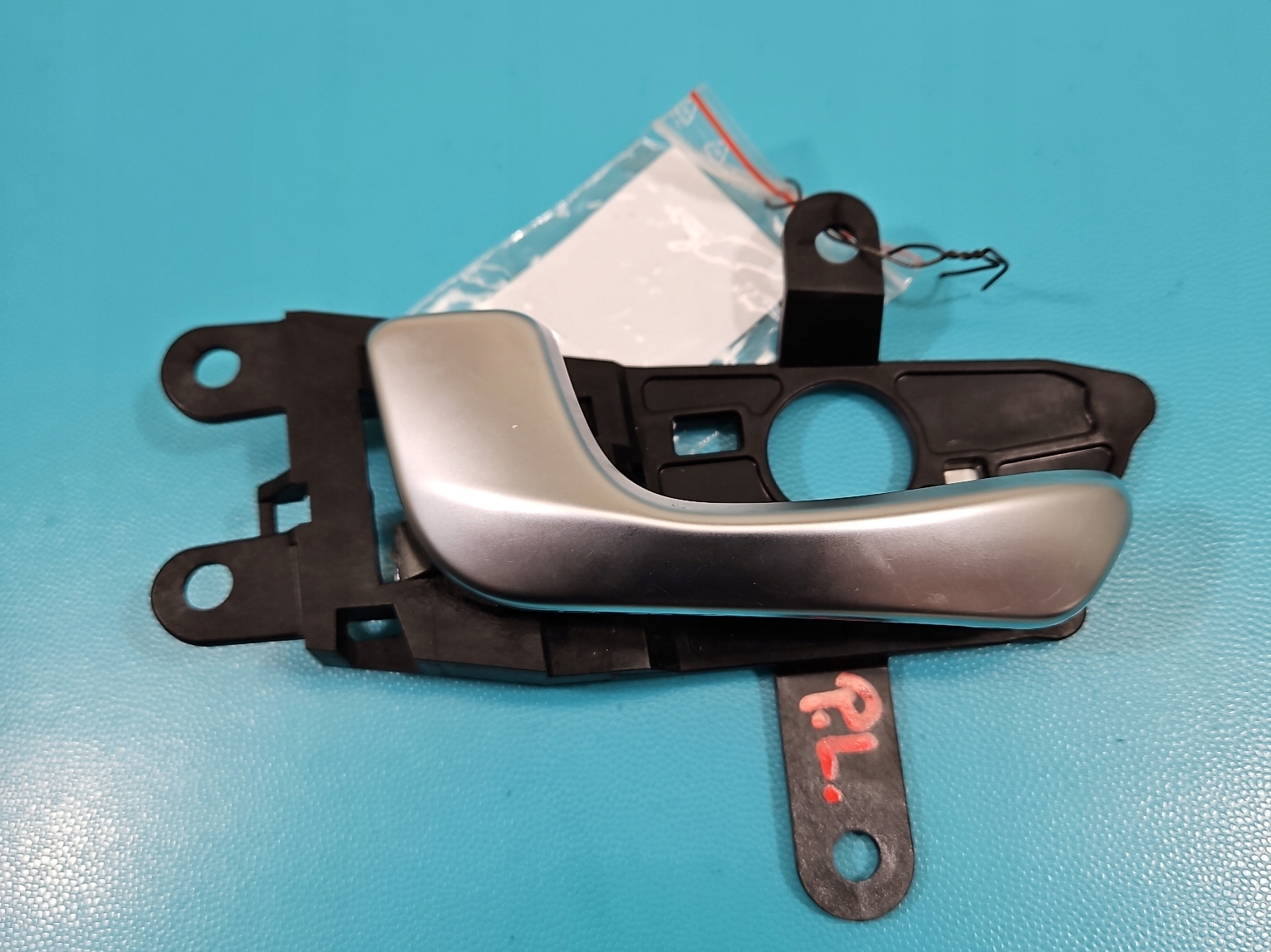 ручка двери внутренняя левая передняя kia OPTIMA IV 15-20