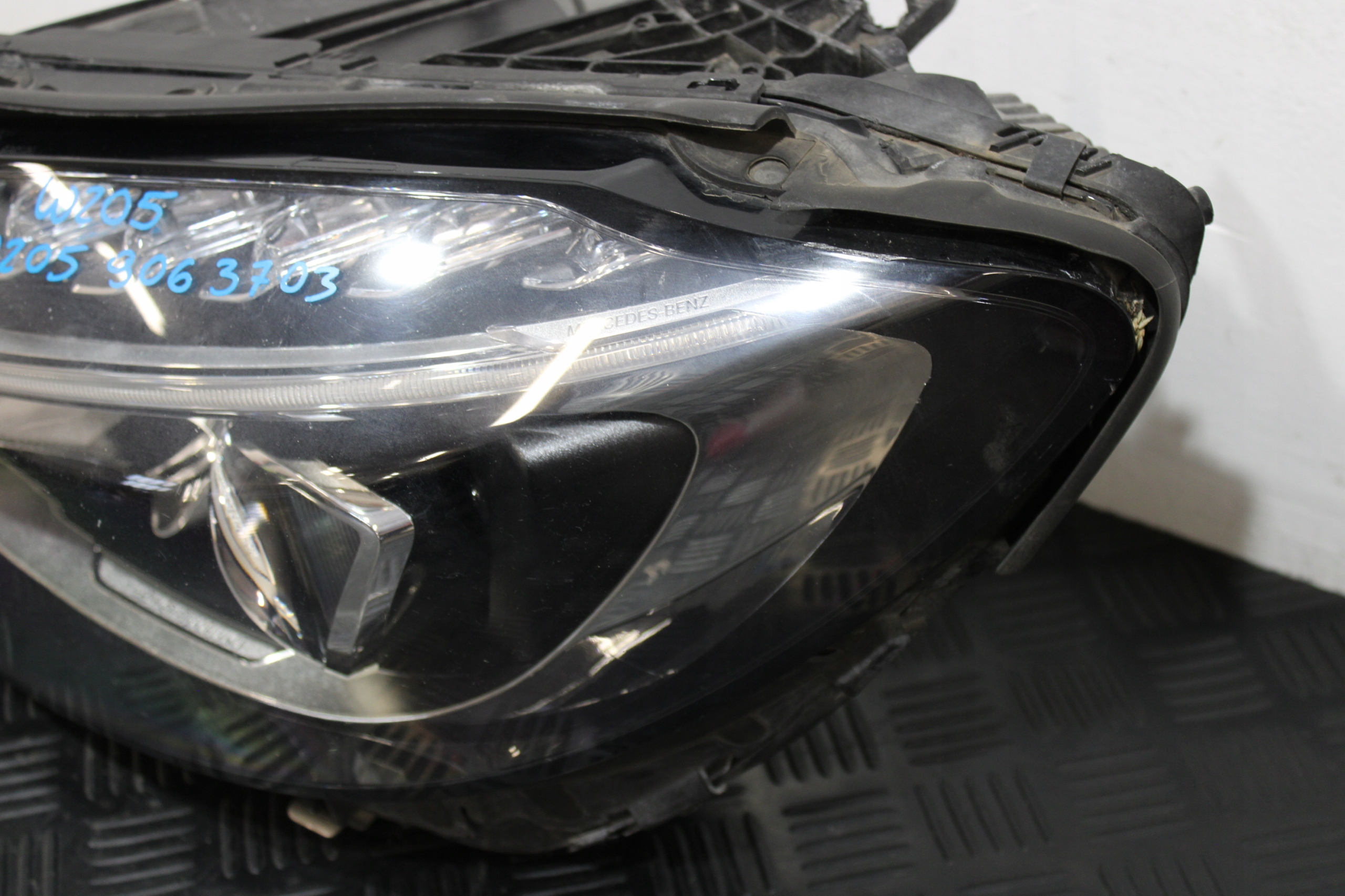 light left front LED A2059063703 MERCEDES C-KLASA W205 SB KOMBI