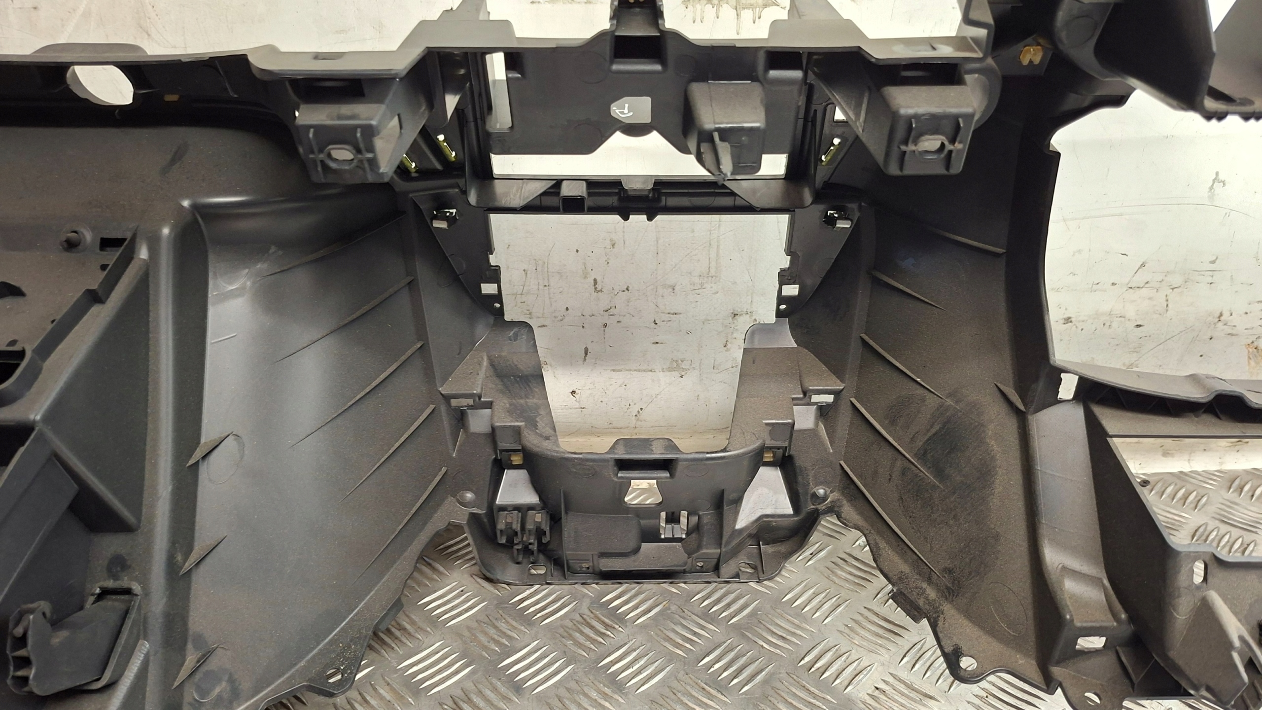 dashboard instrument panel lower PEUGEOT 301