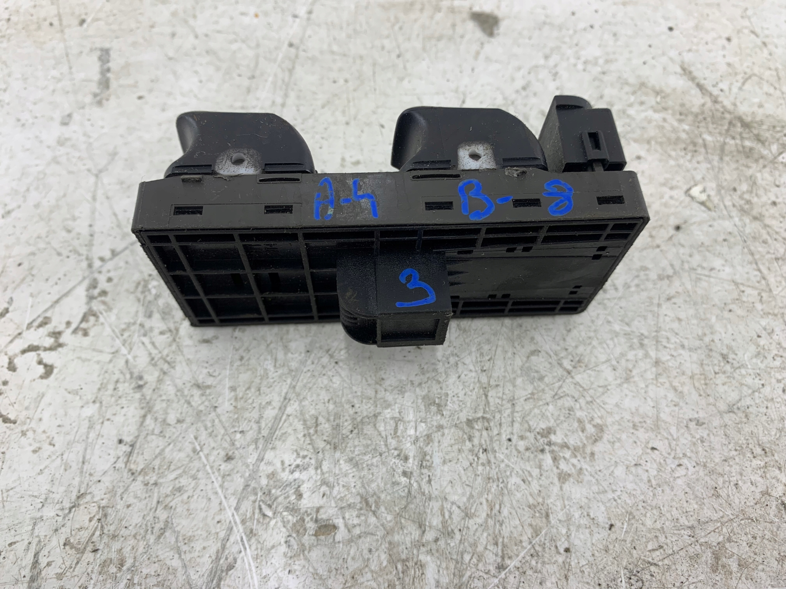 AUDI A4 B8 PANEL of the window left front