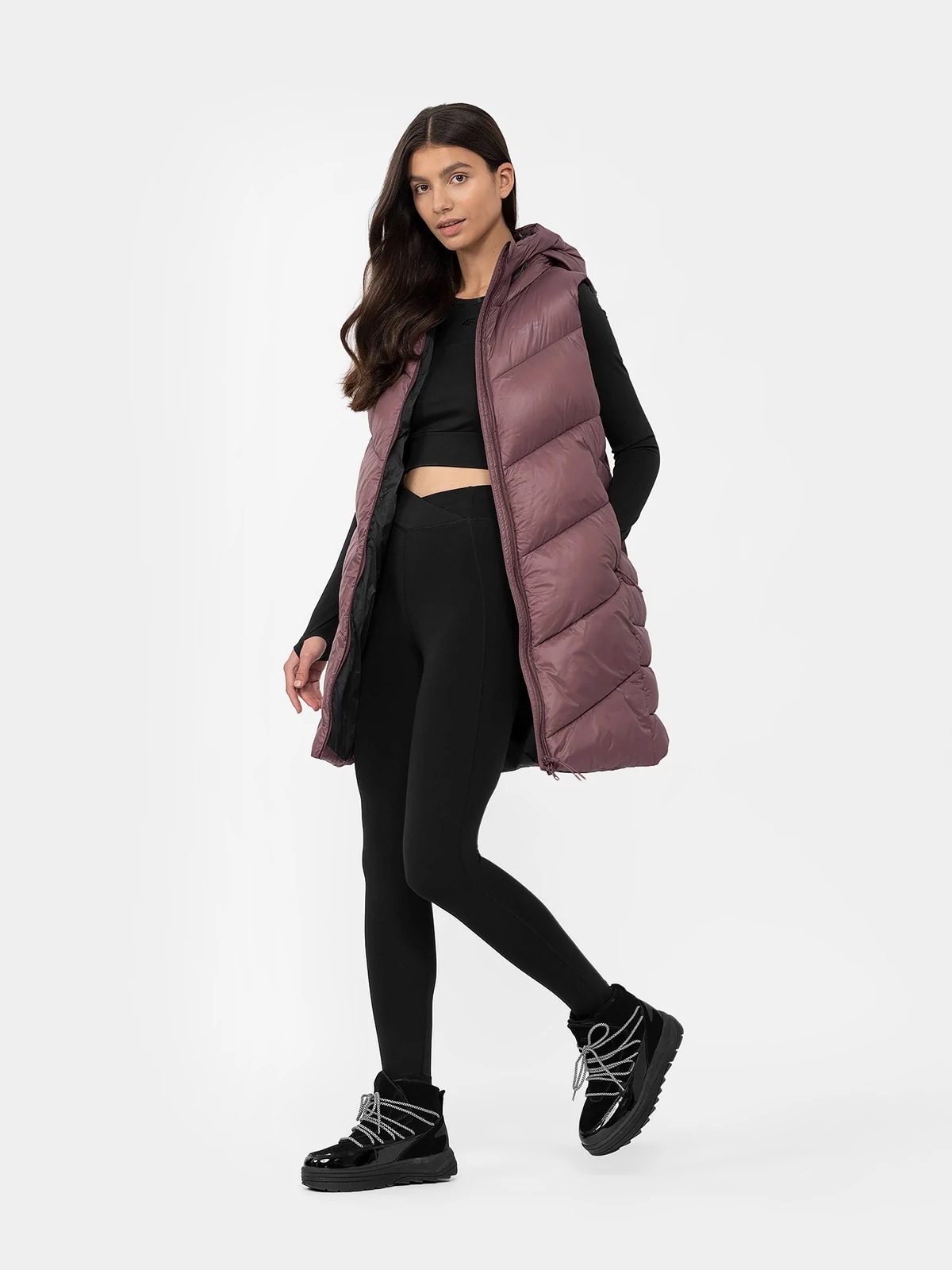 DŁUGI BEZRĘKAWNIK DAMSKI Z KAPTUREM 4F KAMIZELKA SPORTOWA PUCHOWA R. S Wzór dominujący logo