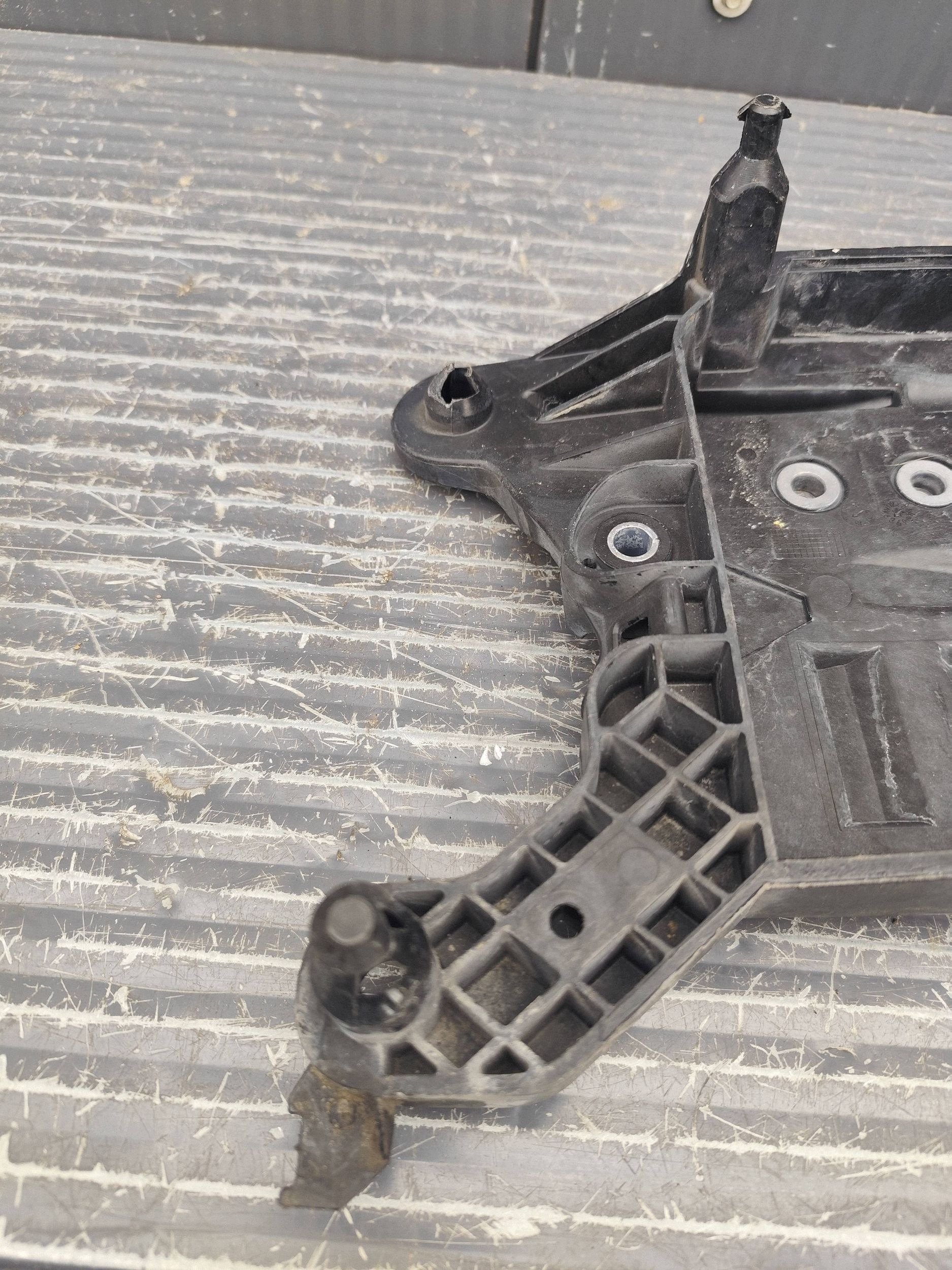 VOLKSWAGEN TIGUAN držač akumulatora 5QF915331C