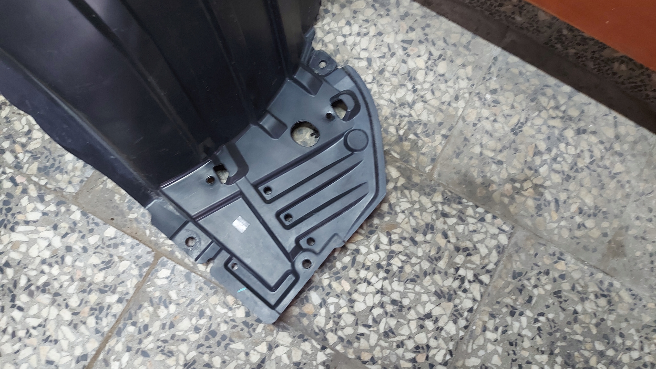 mudguard left front TOYOTA YARIS IV 20