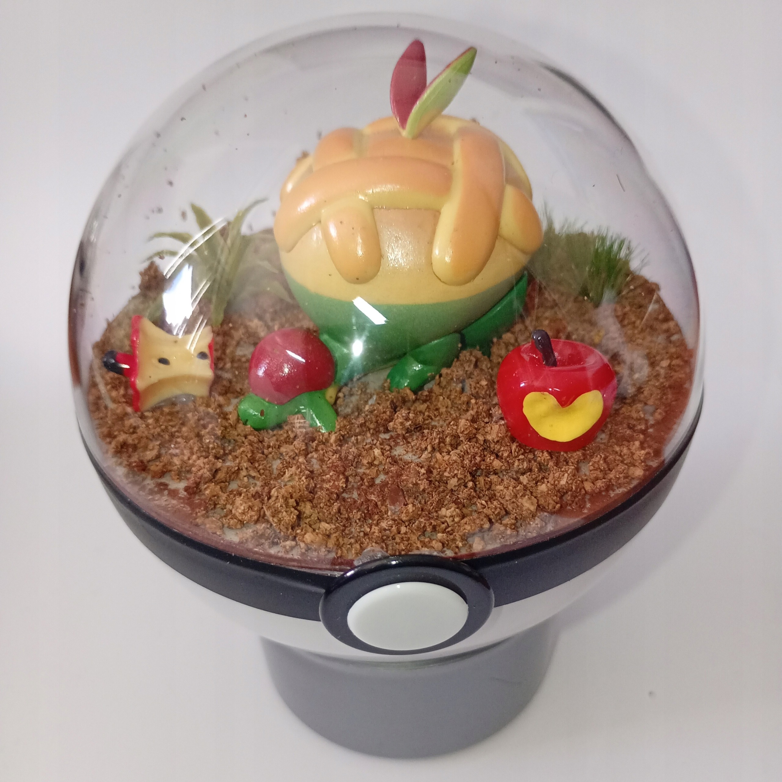 Appletun – Pokéball Terárium, Unikátní Pokémon Diorama, Ruční Výroba, 10 CM