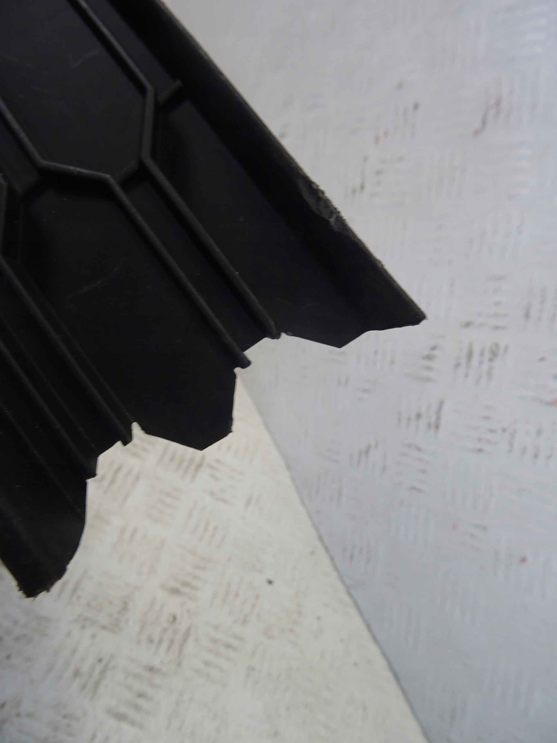 grid of a bumper front front right SKODA OCTAVIA IV 5E3807682