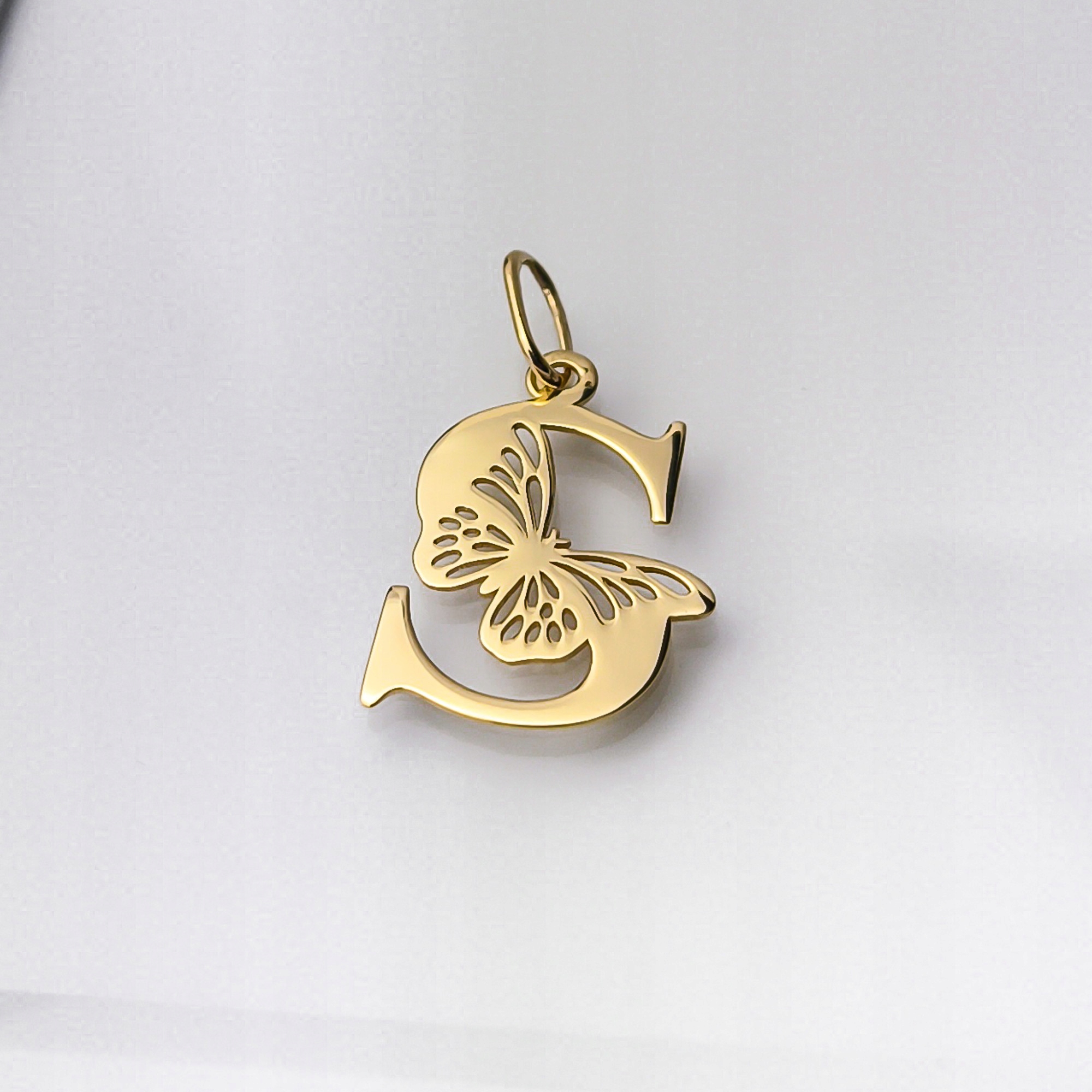 Zlatý přívěsek písmenko S s motýlem pr.585