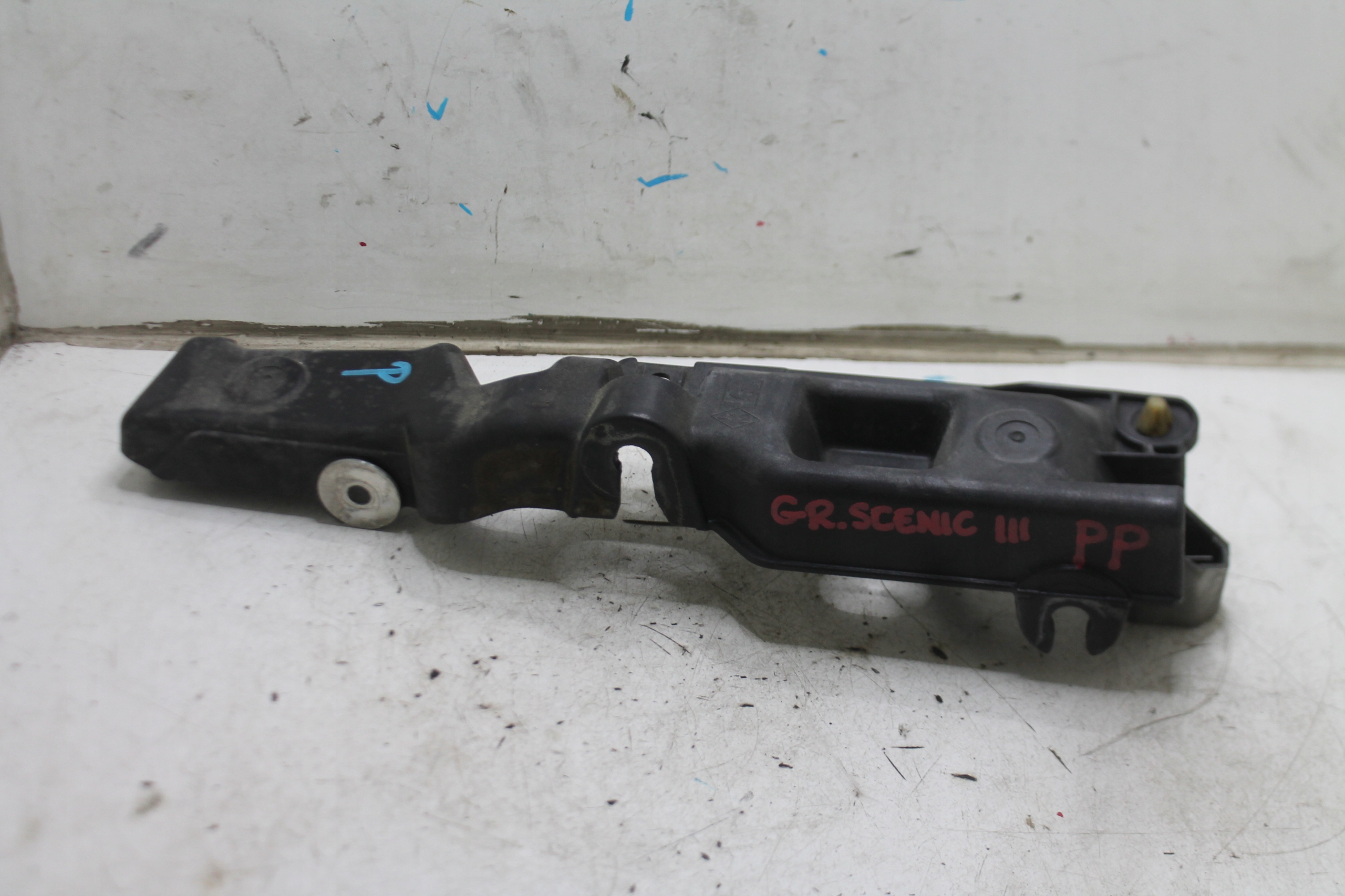 support holder right front 631223715R RENAULT SCENIC III LIFT 13-16