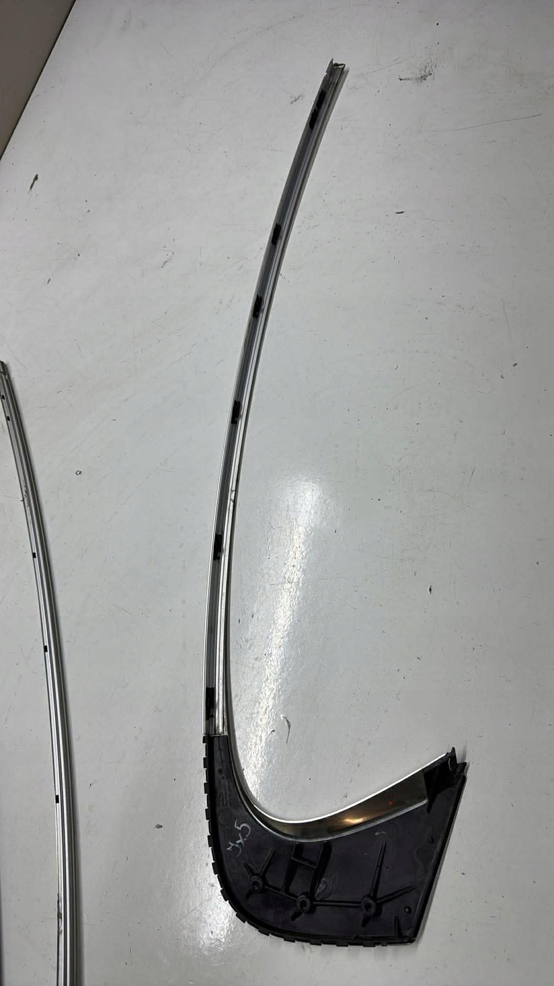 Jaguar XE moulding gasket windows door left rear part of left TYLNYCH GX73255A61AD