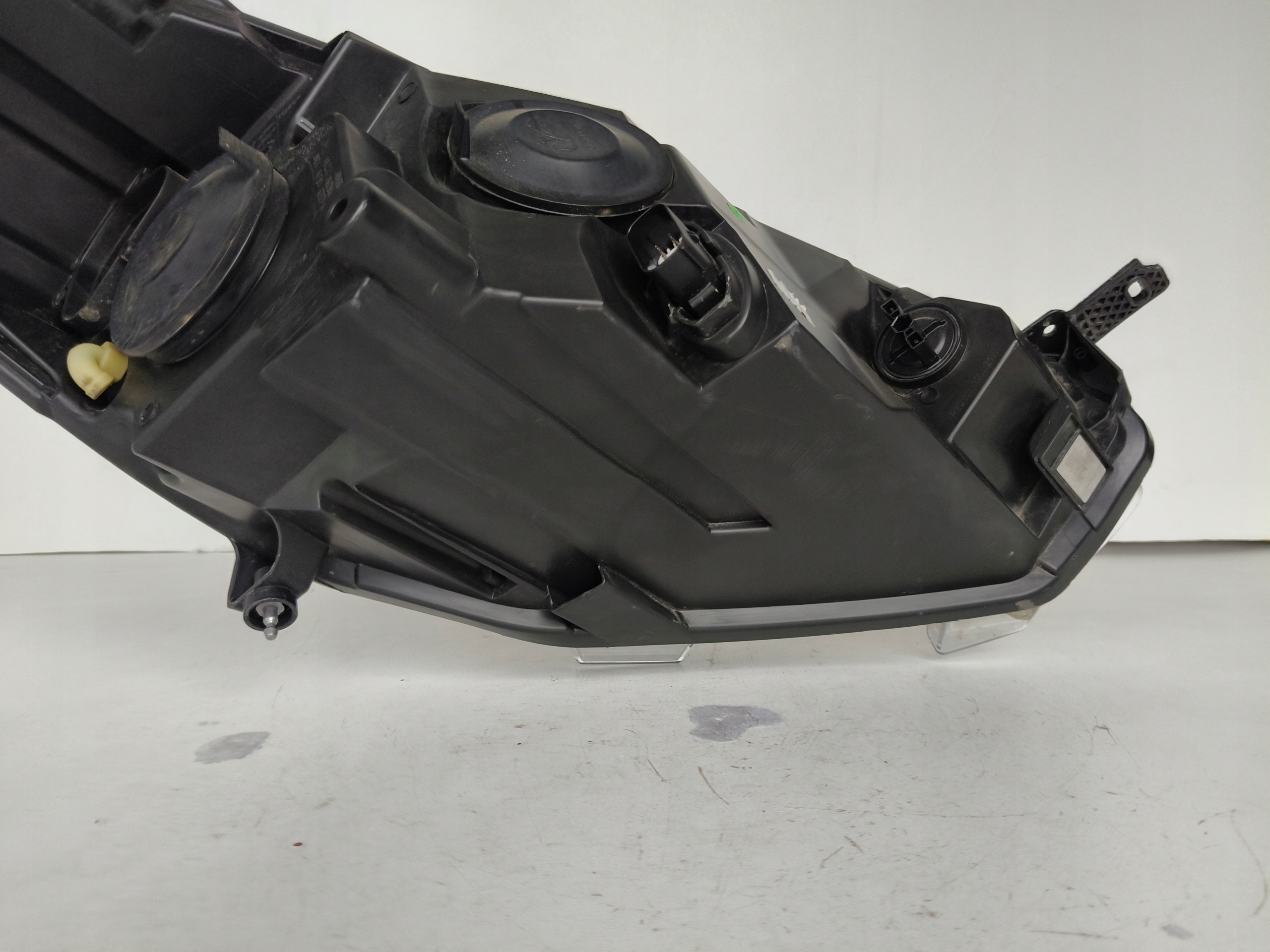 light left REFLEKTOR FORD FIESTA MK8 17